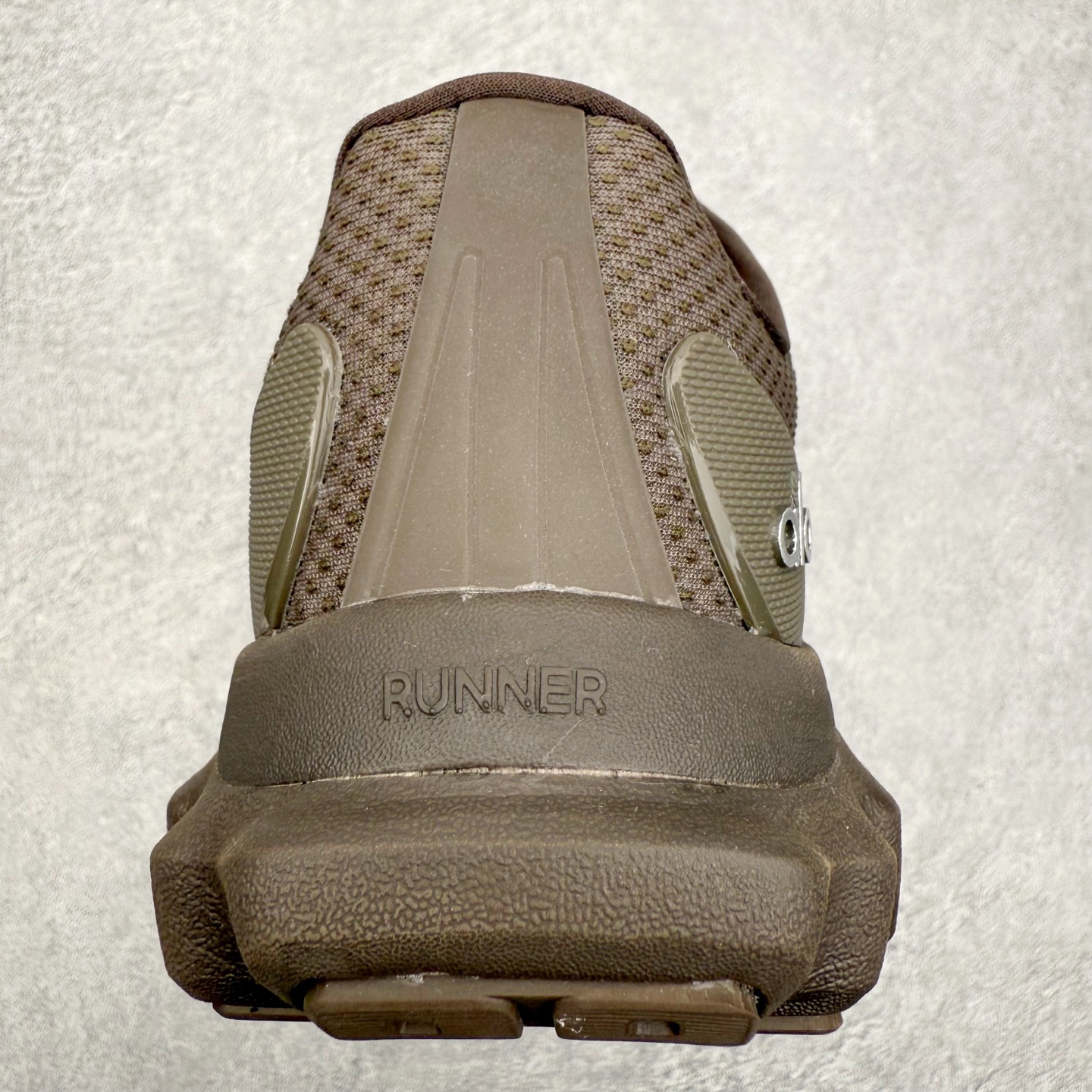 图片[8]-＃福利特价 Alo yoga Alo Runner 舒适百搭防滑耐磨低帮跑步鞋 Alo Yoga于2007年创立于洛杉矶，意在传播有意识的运动，同时激发人们的健康意识与创造力。品牌的核心理念在于制作能够带来完美体验的瑜伽服饰与功能性单品，让有意识的运动触入并改变生活。Alo Yoga将其设计延伸到日常服饰概念，坚持不懈地捕捉当代时尚潮流，将品牌的运动美学理念、精致前卫的设计与舒适功能面料完美结合。与此同时，Alo Yoga的设计受到了时尚界人士与名人们的追捧，Talor Swift、Kendall Jenner等街拍照片中都曾出现品牌不同单品的身影。尺码：36 36.5 37.5 38 38.5 39 40 40.5 41 42 42.5 43 44 44.5 45-选品中心