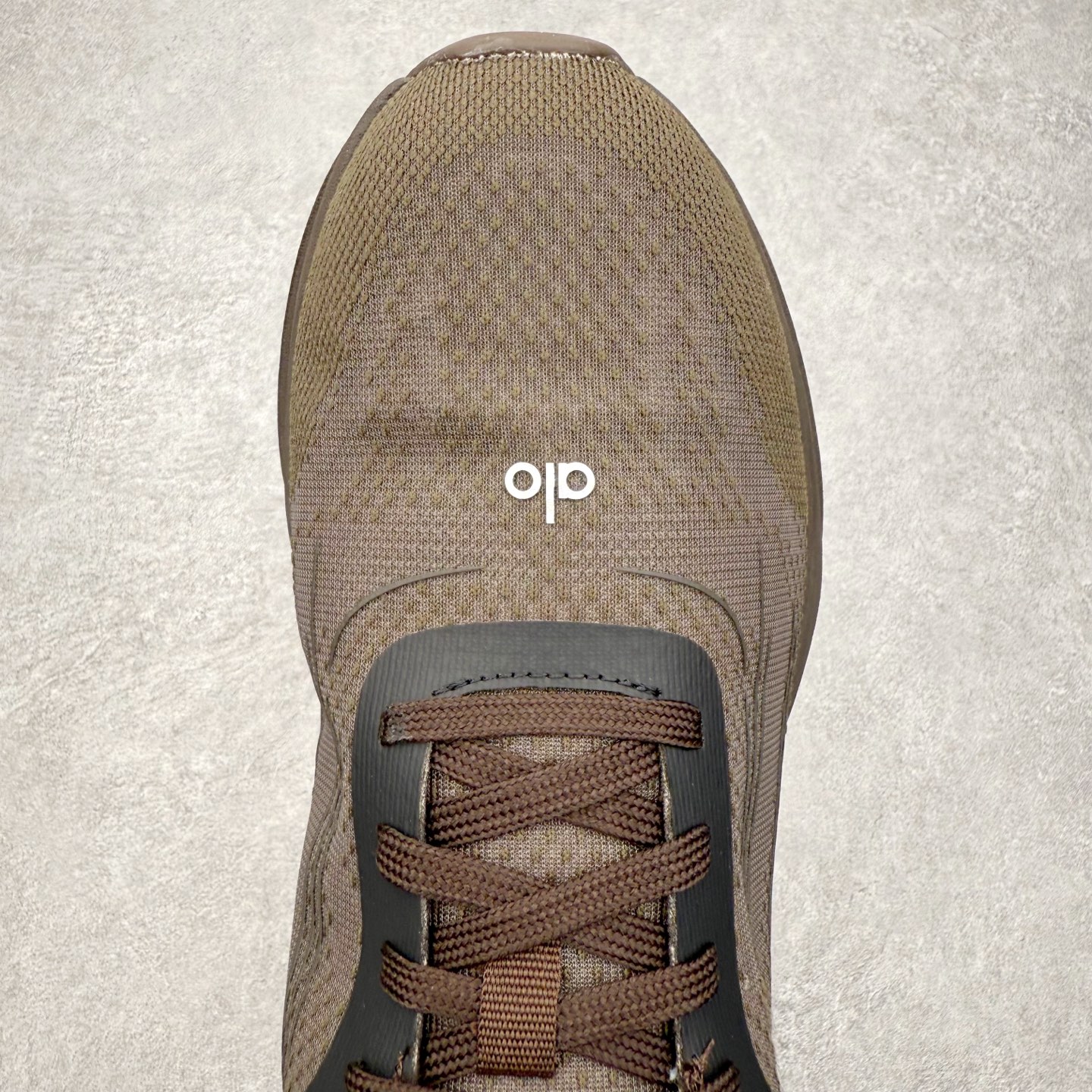 图片[4]-＃福利特价 Alo yoga Alo Runner 舒适百搭防滑耐磨低帮跑步鞋 Alo Yoga于2007年创立于洛杉矶，意在传播有意识的运动，同时激发人们的健康意识与创造力。品牌的核心理念在于制作能够带来完美体验的瑜伽服饰与功能性单品，让有意识的运动触入并改变生活。Alo Yoga将其设计延伸到日常服饰概念，坚持不懈地捕捉当代时尚潮流，将品牌的运动美学理念、精致前卫的设计与舒适功能面料完美结合。与此同时，Alo Yoga的设计受到了时尚界人士与名人们的追捧，Talor Swift、Kendall Jenner等街拍照片中都曾出现品牌不同单品的身影。尺码：36 36.5 37.5 38 38.5 39 40 40.5 41 42 42.5 43 44 44.5 45-选品中心