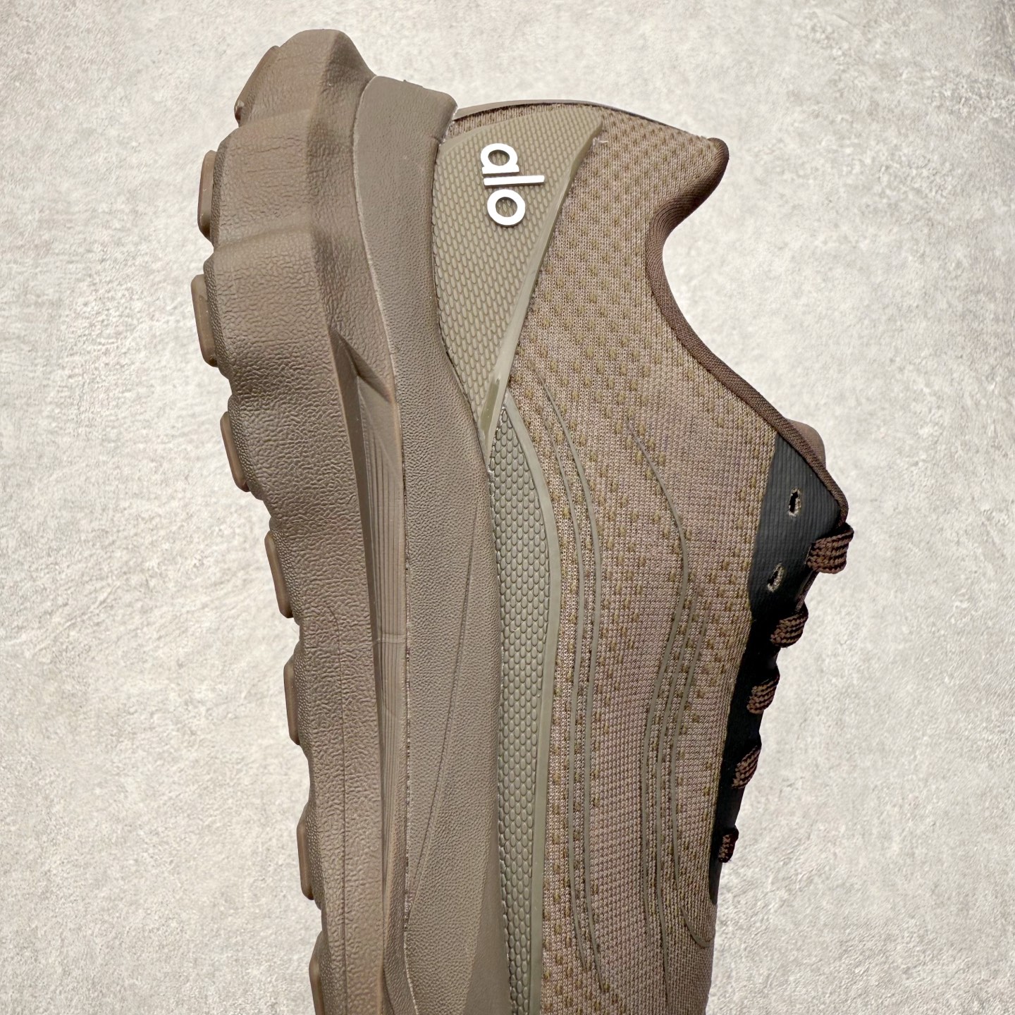 图片[6]-＃福利特价 Alo yoga Alo Runner 舒适百搭防滑耐磨低帮跑步鞋 Alo Yoga于2007年创立于洛杉矶，意在传播有意识的运动，同时激发人们的健康意识与创造力。品牌的核心理念在于制作能够带来完美体验的瑜伽服饰与功能性单品，让有意识的运动触入并改变生活。Alo Yoga将其设计延伸到日常服饰概念，坚持不懈地捕捉当代时尚潮流，将品牌的运动美学理念、精致前卫的设计与舒适功能面料完美结合。与此同时，Alo Yoga的设计受到了时尚界人士与名人们的追捧，Talor Swift、Kendall Jenner等街拍照片中都曾出现品牌不同单品的身影。尺码：36 36.5 37.5 38 38.5 39 40 40.5 41 42 42.5 43 44 44.5 45-选品中心