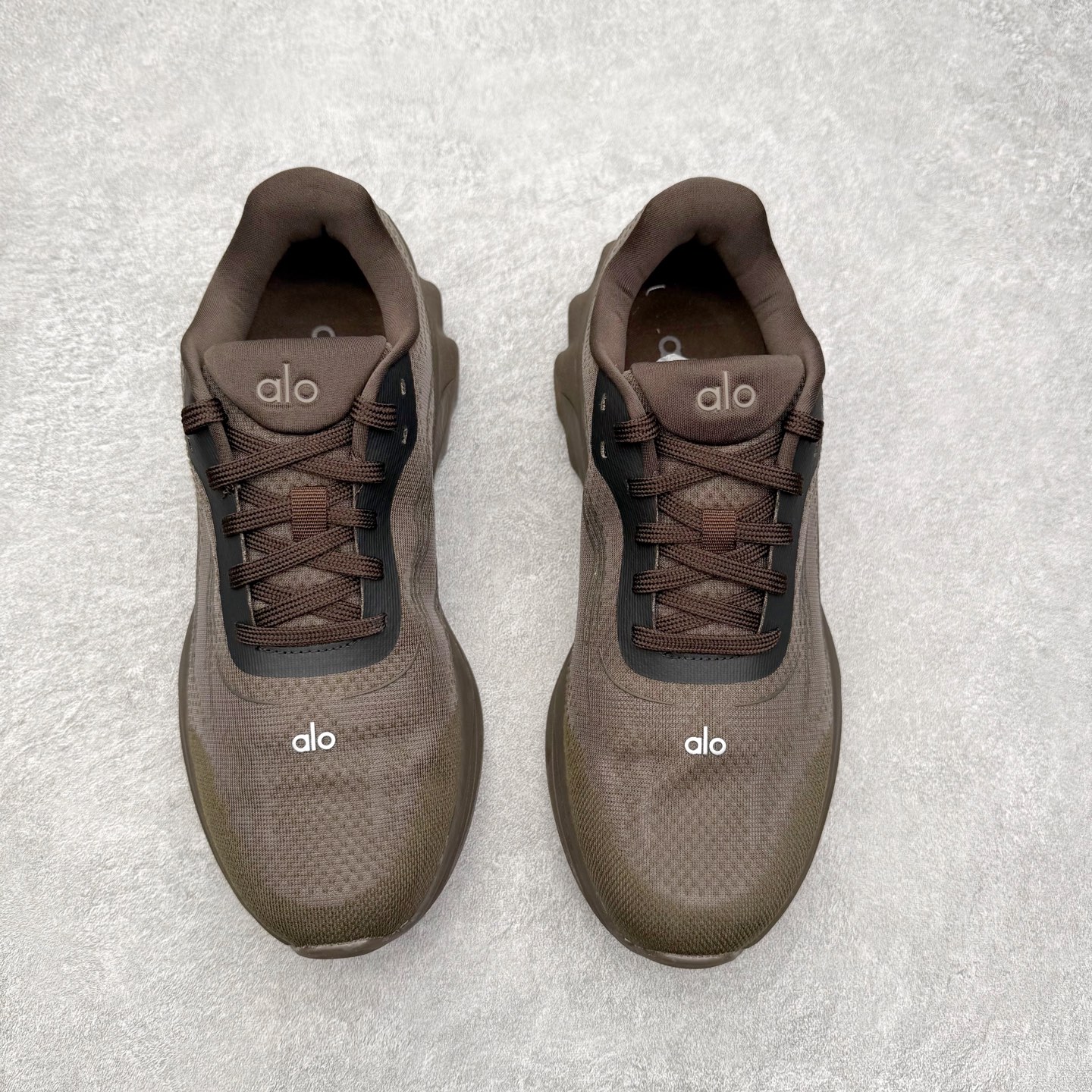 图片[2]-＃福利特价 Alo yoga Alo Runner 舒适百搭防滑耐磨低帮跑步鞋 Alo Yoga于2007年创立于洛杉矶，意在传播有意识的运动，同时激发人们的健康意识与创造力。品牌的核心理念在于制作能够带来完美体验的瑜伽服饰与功能性单品，让有意识的运动触入并改变生活。Alo Yoga将其设计延伸到日常服饰概念，坚持不懈地捕捉当代时尚潮流，将品牌的运动美学理念、精致前卫的设计与舒适功能面料完美结合。与此同时，Alo Yoga的设计受到了时尚界人士与名人们的追捧，Talor Swift、Kendall Jenner等街拍照片中都曾出现品牌不同单品的身影。尺码：36 36.5 37.5 38 38.5 39 40 40.5 41 42 42.5 43 44 44.5 45-选品中心