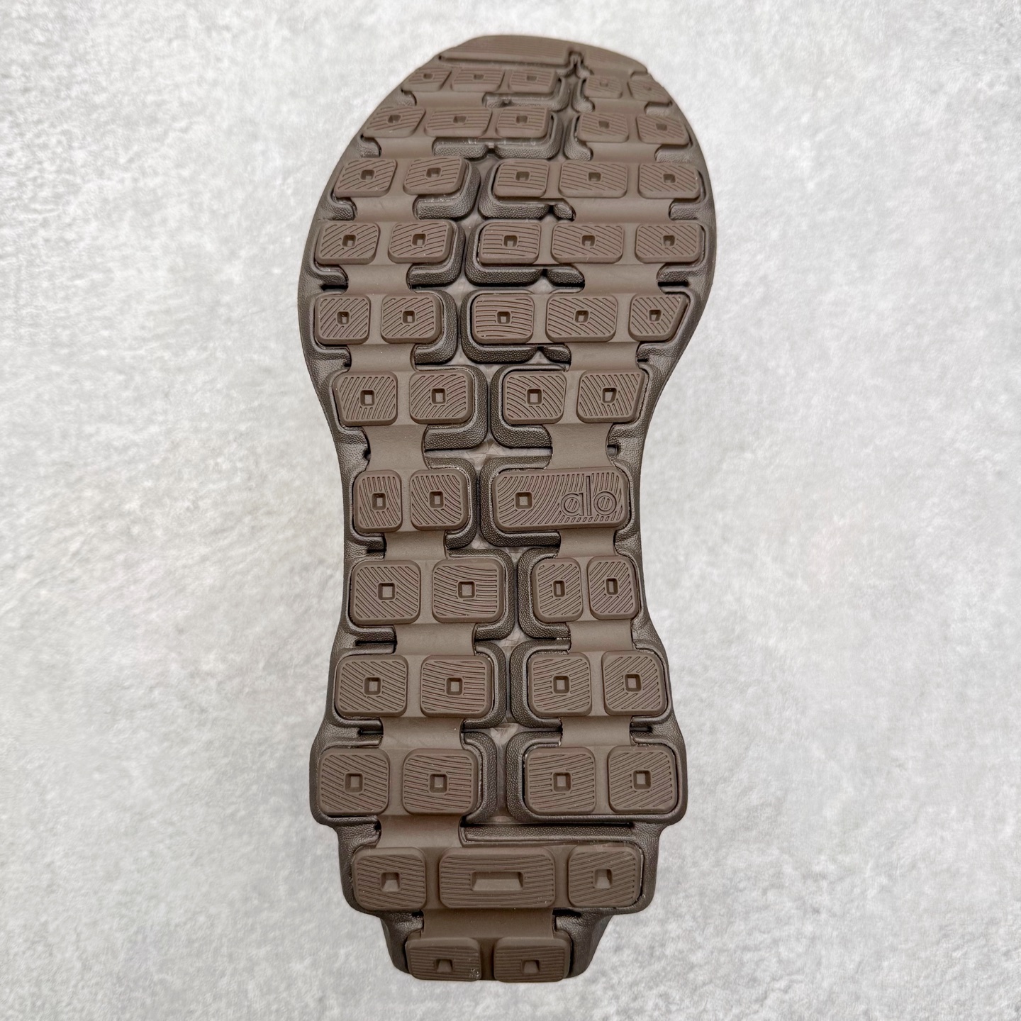 图片[9]-＃福利特价 Alo yoga Alo Runner 舒适百搭防滑耐磨低帮跑步鞋 Alo Yoga于2007年创立于洛杉矶，意在传播有意识的运动，同时激发人们的健康意识与创造力。品牌的核心理念在于制作能够带来完美体验的瑜伽服饰与功能性单品，让有意识的运动触入并改变生活。Alo Yoga将其设计延伸到日常服饰概念，坚持不懈地捕捉当代时尚潮流，将品牌的运动美学理念、精致前卫的设计与舒适功能面料完美结合。与此同时，Alo Yoga的设计受到了时尚界人士与名人们的追捧，Talor Swift、Kendall Jenner等街拍照片中都曾出现品牌不同单品的身影。尺码：36 36.5 37.5 38 38.5 39 40 40.5 41 42 42.5 43 44 44.5 45-选品中心