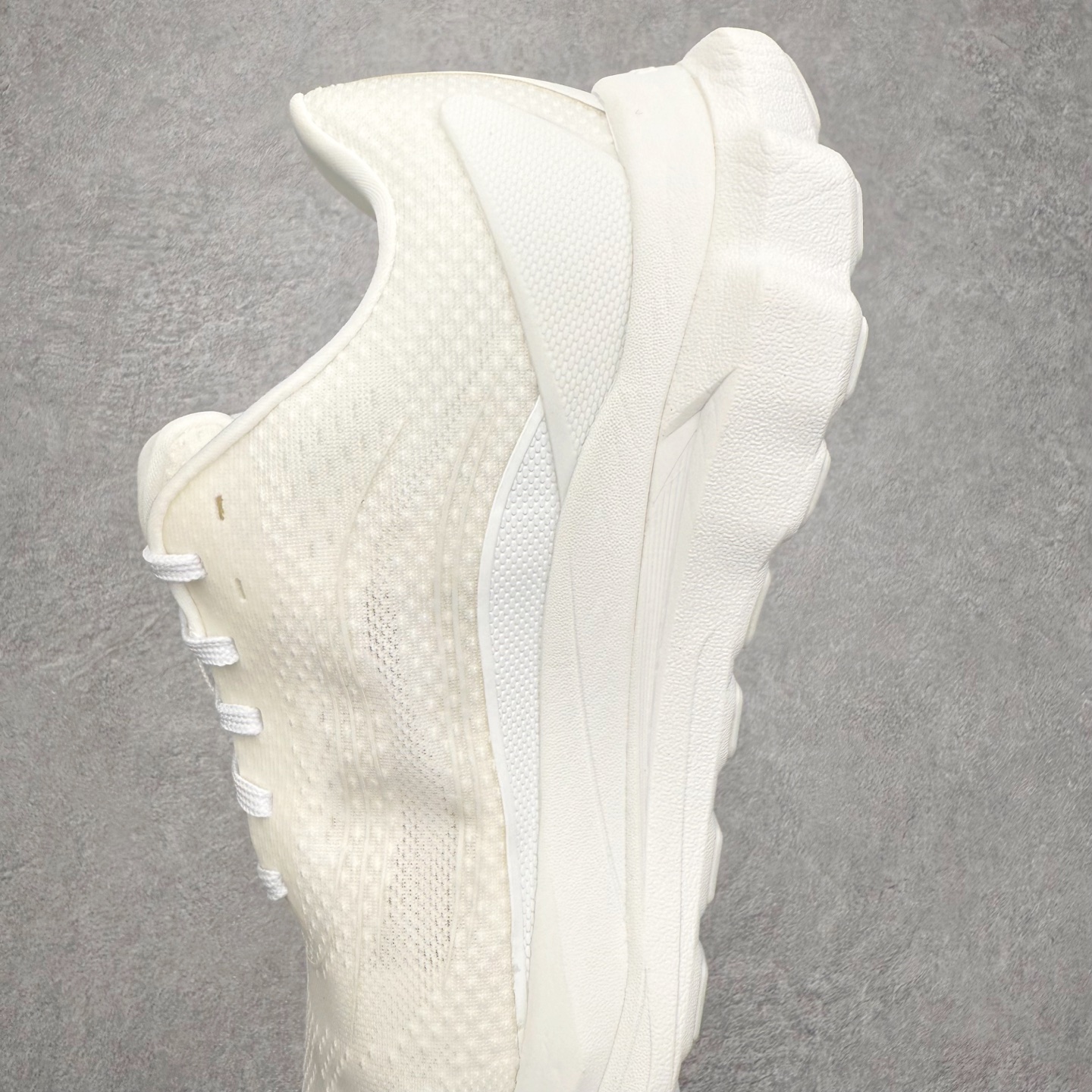 图片[7]-＃福利特价 Alo yoga Alo Runner 舒适百搭防滑耐磨低帮跑步鞋 Alo Yoga于2007年创立于洛杉矶，意在传播有意识的运动，同时激发人们的健康意识与创造力。品牌的核心理念在于制作能够带来完美体验的瑜伽服饰与功能性单品，让有意识的运动触入并改变生活。Alo Yoga将其设计延伸到日常服饰概念，坚持不懈地捕捉当代时尚潮流，将品牌的运动美学理念、精致前卫的设计与舒适功能面料完美结合。与此同时，Alo Yoga的设计受到了时尚界人士与名人们的追捧，Talor Swift、Kendall Jenner等街拍照片中都曾出现品牌不同单品的身影。尺码：36 36.5 37.5 38 38.5 39 40 40.5 41 42 42.5 43 44 44.5 45-选品中心