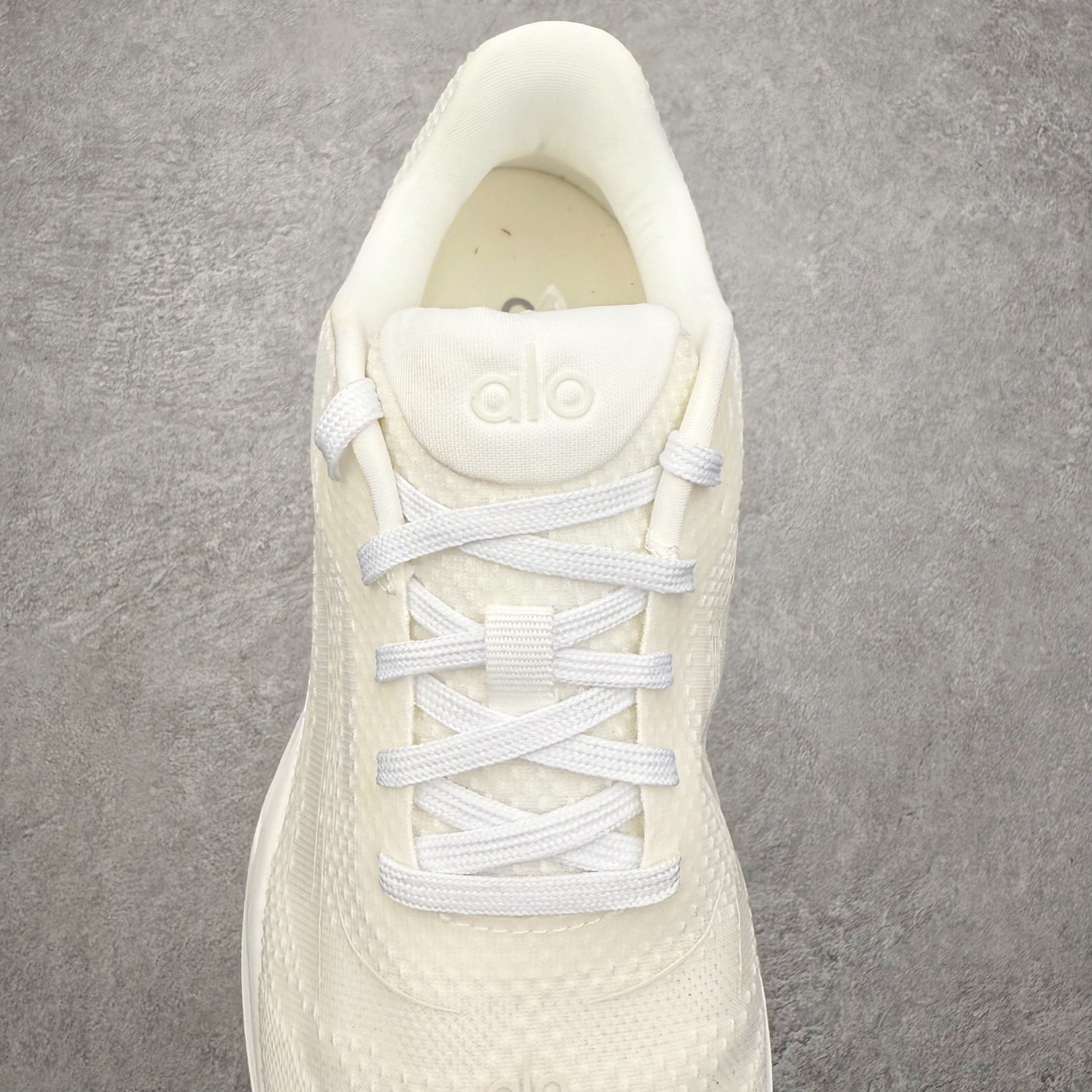 图片[5]-＃福利特价 Alo yoga Alo Runner 舒适百搭防滑耐磨低帮跑步鞋 Alo Yoga于2007年创立于洛杉矶，意在传播有意识的运动，同时激发人们的健康意识与创造力。品牌的核心理念在于制作能够带来完美体验的瑜伽服饰与功能性单品，让有意识的运动触入并改变生活。Alo Yoga将其设计延伸到日常服饰概念，坚持不懈地捕捉当代时尚潮流，将品牌的运动美学理念、精致前卫的设计与舒适功能面料完美结合。与此同时，Alo Yoga的设计受到了时尚界人士与名人们的追捧，Talor Swift、Kendall Jenner等街拍照片中都曾出现品牌不同单品的身影。尺码：36 36.5 37.5 38 38.5 39 40 40.5 41 42 42.5 43 44 44.5 45-选品中心