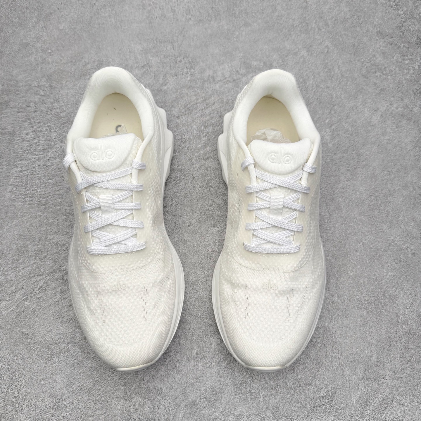 图片[2]-＃福利特价 Alo yoga Alo Runner 舒适百搭防滑耐磨低帮跑步鞋 Alo Yoga于2007年创立于洛杉矶，意在传播有意识的运动，同时激发人们的健康意识与创造力。品牌的核心理念在于制作能够带来完美体验的瑜伽服饰与功能性单品，让有意识的运动触入并改变生活。Alo Yoga将其设计延伸到日常服饰概念，坚持不懈地捕捉当代时尚潮流，将品牌的运动美学理念、精致前卫的设计与舒适功能面料完美结合。与此同时，Alo Yoga的设计受到了时尚界人士与名人们的追捧，Talor Swift、Kendall Jenner等街拍照片中都曾出现品牌不同单品的身影。尺码：36 36.5 37.5 38 38.5 39 40 40.5 41 42 42.5 43 44 44.5 45-选品中心