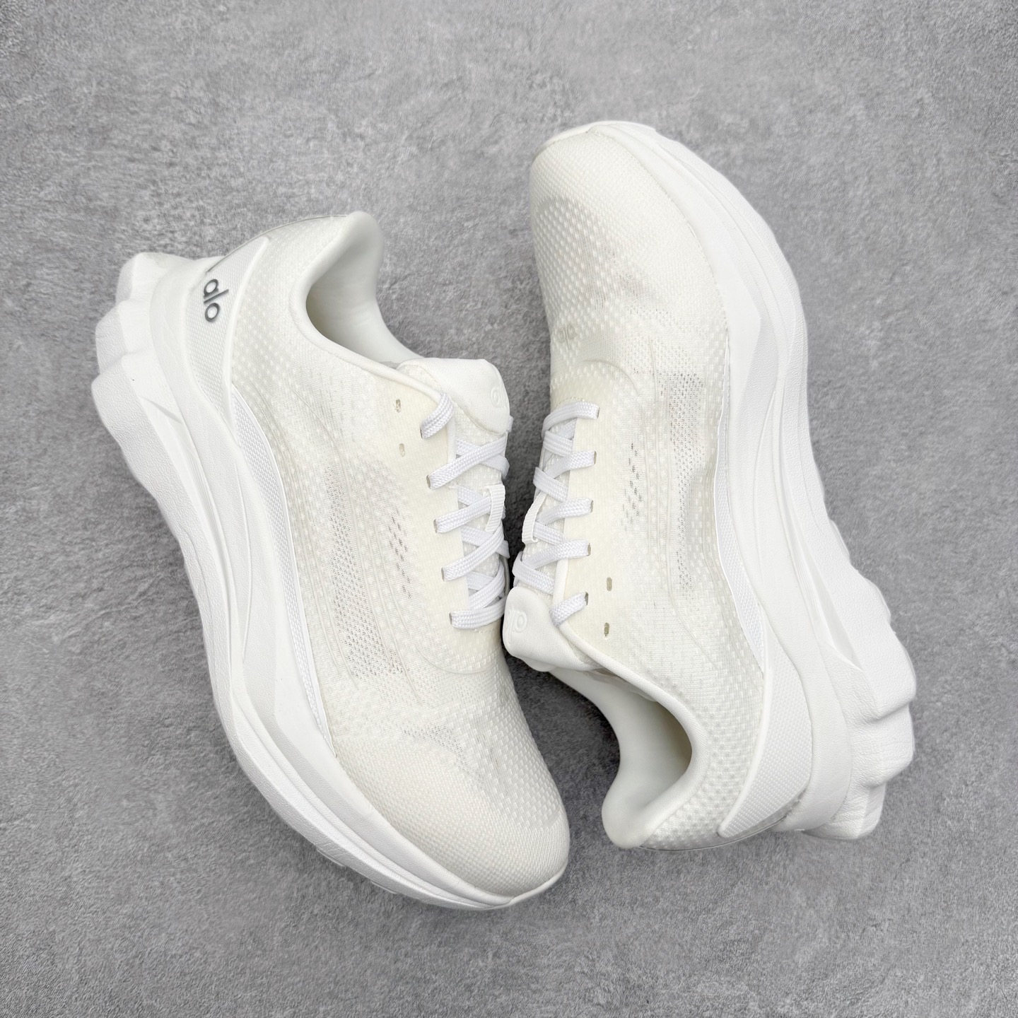 图片[3]-＃福利特价 Alo yoga Alo Runner 舒适百搭防滑耐磨低帮跑步鞋 Alo Yoga于2007年创立于洛杉矶，意在传播有意识的运动，同时激发人们的健康意识与创造力。品牌的核心理念在于制作能够带来完美体验的瑜伽服饰与功能性单品，让有意识的运动触入并改变生活。Alo Yoga将其设计延伸到日常服饰概念，坚持不懈地捕捉当代时尚潮流，将品牌的运动美学理念、精致前卫的设计与舒适功能面料完美结合。与此同时，Alo Yoga的设计受到了时尚界人士与名人们的追捧，Talor Swift、Kendall Jenner等街拍照片中都曾出现品牌不同单品的身影。尺码：36 36.5 37.5 38 38.5 39 40 40.5 41 42 42.5 43 44 44.5 45-选品中心