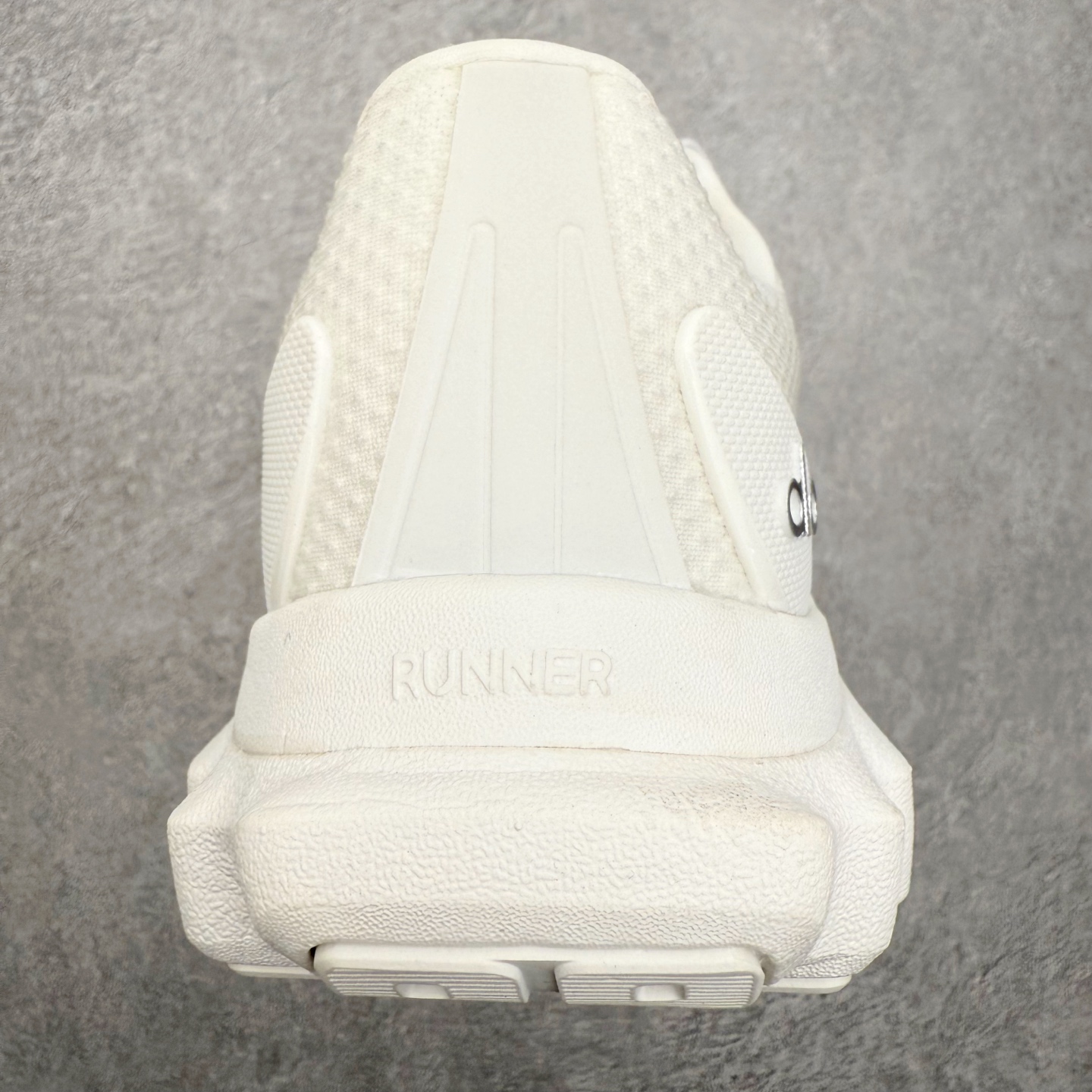 图片[8]-＃福利特价 Alo yoga Alo Runner 舒适百搭防滑耐磨低帮跑步鞋 Alo Yoga于2007年创立于洛杉矶，意在传播有意识的运动，同时激发人们的健康意识与创造力。品牌的核心理念在于制作能够带来完美体验的瑜伽服饰与功能性单品，让有意识的运动触入并改变生活。Alo Yoga将其设计延伸到日常服饰概念，坚持不懈地捕捉当代时尚潮流，将品牌的运动美学理念、精致前卫的设计与舒适功能面料完美结合。与此同时，Alo Yoga的设计受到了时尚界人士与名人们的追捧，Talor Swift、Kendall Jenner等街拍照片中都曾出现品牌不同单品的身影。尺码：36 36.5 37.5 38 38.5 39 40 40.5 41 42 42.5 43 44 44.5 45-选品中心