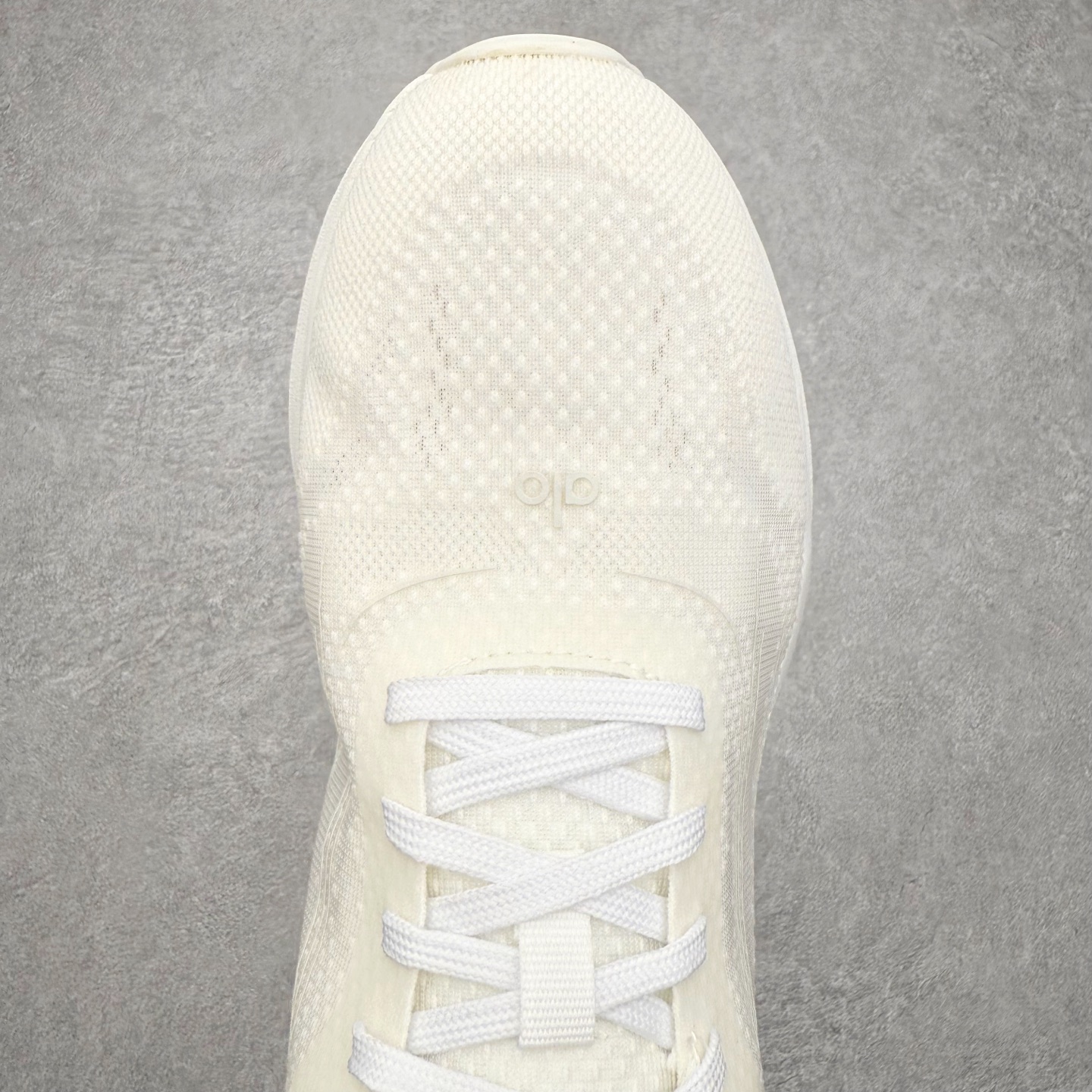 图片[4]-＃福利特价 Alo yoga Alo Runner 舒适百搭防滑耐磨低帮跑步鞋 Alo Yoga于2007年创立于洛杉矶，意在传播有意识的运动，同时激发人们的健康意识与创造力。品牌的核心理念在于制作能够带来完美体验的瑜伽服饰与功能性单品，让有意识的运动触入并改变生活。Alo Yoga将其设计延伸到日常服饰概念，坚持不懈地捕捉当代时尚潮流，将品牌的运动美学理念、精致前卫的设计与舒适功能面料完美结合。与此同时，Alo Yoga的设计受到了时尚界人士与名人们的追捧，Talor Swift、Kendall Jenner等街拍照片中都曾出现品牌不同单品的身影。尺码：36 36.5 37.5 38 38.5 39 40 40.5 41 42 42.5 43 44 44.5 45-选品中心