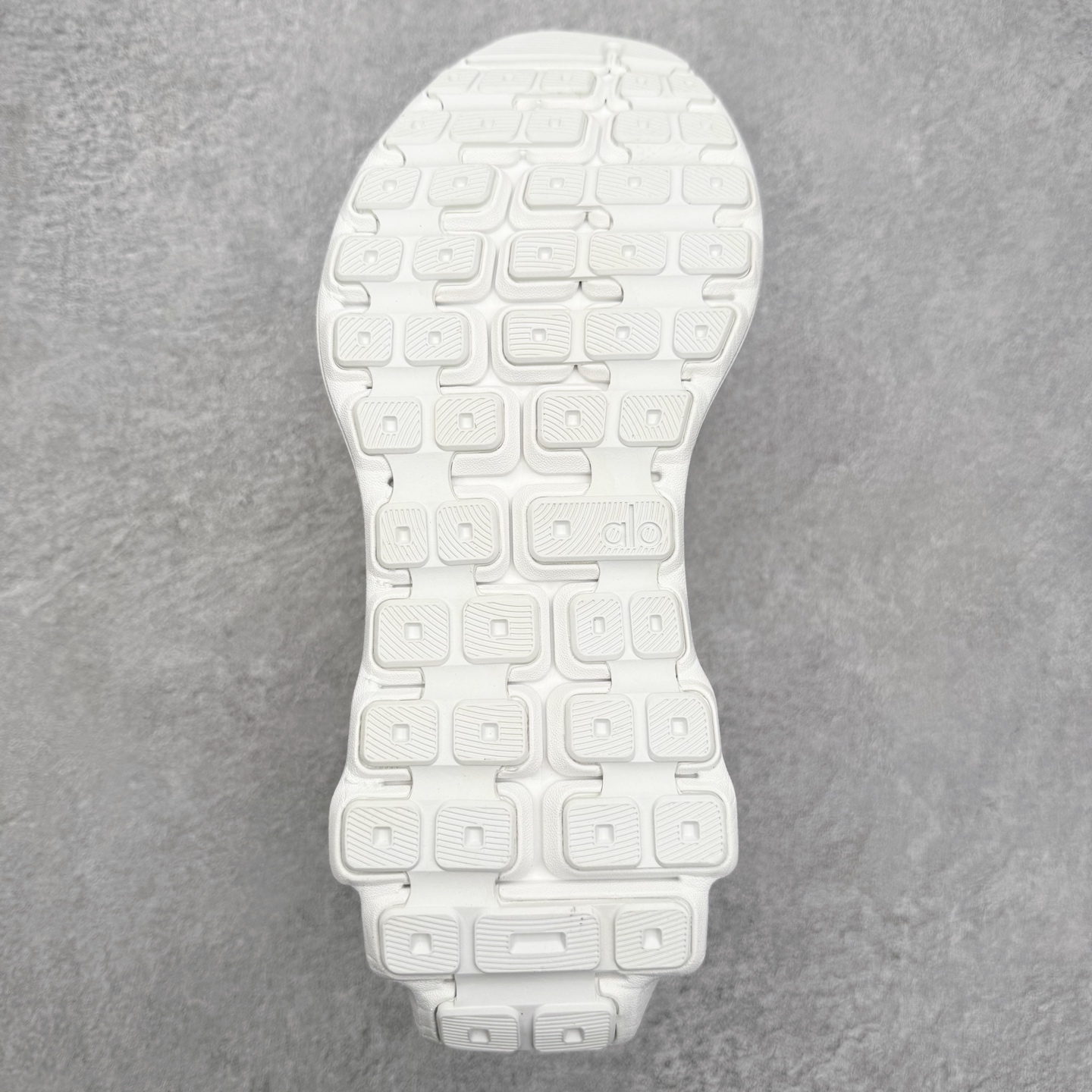 图片[9]-＃福利特价 Alo yoga Alo Runner 舒适百搭防滑耐磨低帮跑步鞋 Alo Yoga于2007年创立于洛杉矶，意在传播有意识的运动，同时激发人们的健康意识与创造力。品牌的核心理念在于制作能够带来完美体验的瑜伽服饰与功能性单品，让有意识的运动触入并改变生活。Alo Yoga将其设计延伸到日常服饰概念，坚持不懈地捕捉当代时尚潮流，将品牌的运动美学理念、精致前卫的设计与舒适功能面料完美结合。与此同时，Alo Yoga的设计受到了时尚界人士与名人们的追捧，Talor Swift、Kendall Jenner等街拍照片中都曾出现品牌不同单品的身影。尺码：36 36.5 37.5 38 38.5 39 40 40.5 41 42 42.5 43 44 44.5 45-选品中心