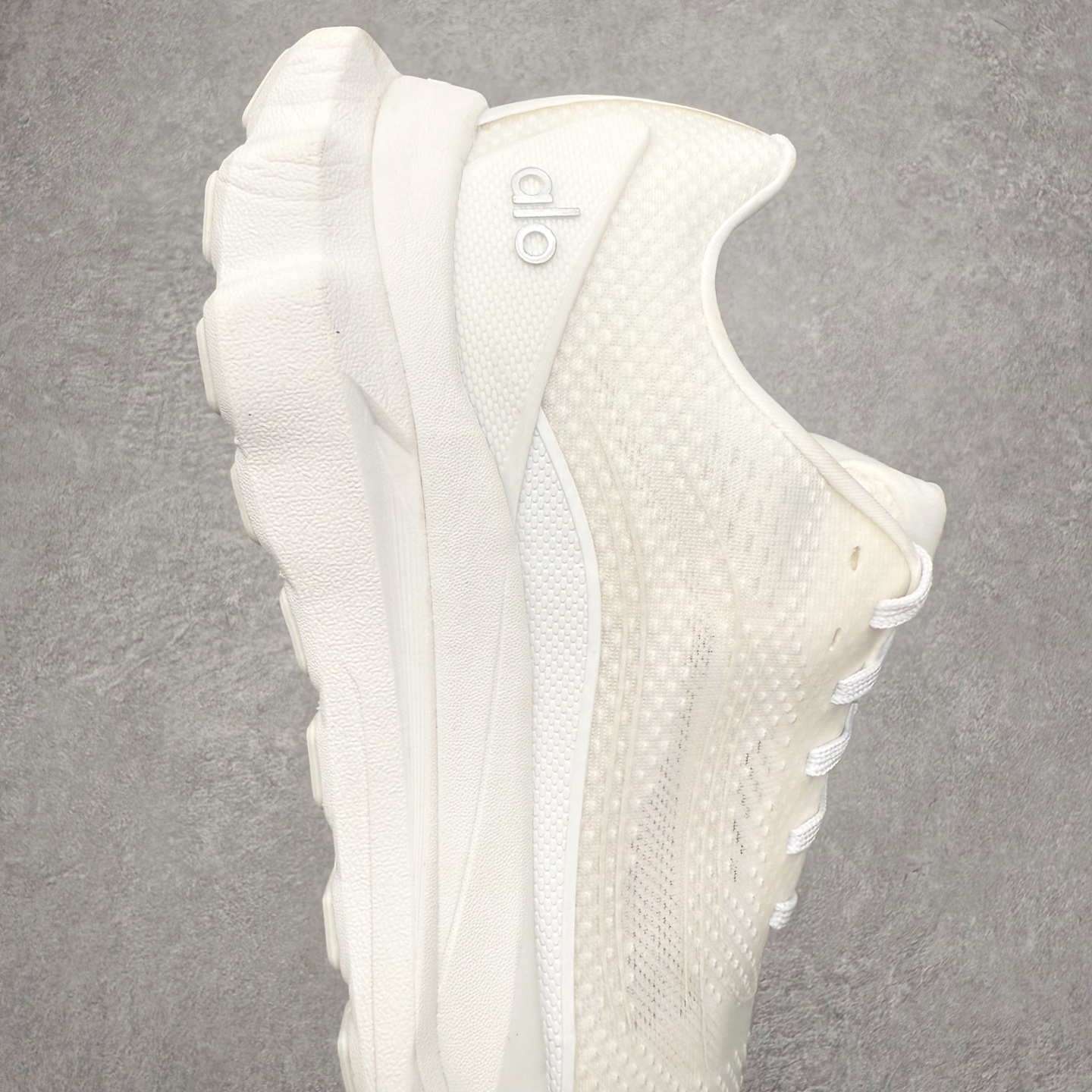 图片[6]-＃福利特价 Alo yoga Alo Runner 舒适百搭防滑耐磨低帮跑步鞋 Alo Yoga于2007年创立于洛杉矶，意在传播有意识的运动，同时激发人们的健康意识与创造力。品牌的核心理念在于制作能够带来完美体验的瑜伽服饰与功能性单品，让有意识的运动触入并改变生活。Alo Yoga将其设计延伸到日常服饰概念，坚持不懈地捕捉当代时尚潮流，将品牌的运动美学理念、精致前卫的设计与舒适功能面料完美结合。与此同时，Alo Yoga的设计受到了时尚界人士与名人们的追捧，Talor Swift、Kendall Jenner等街拍照片中都曾出现品牌不同单品的身影。尺码：36 36.5 37.5 38 38.5 39 40 40.5 41 42 42.5 43 44 44.5 45-选品中心