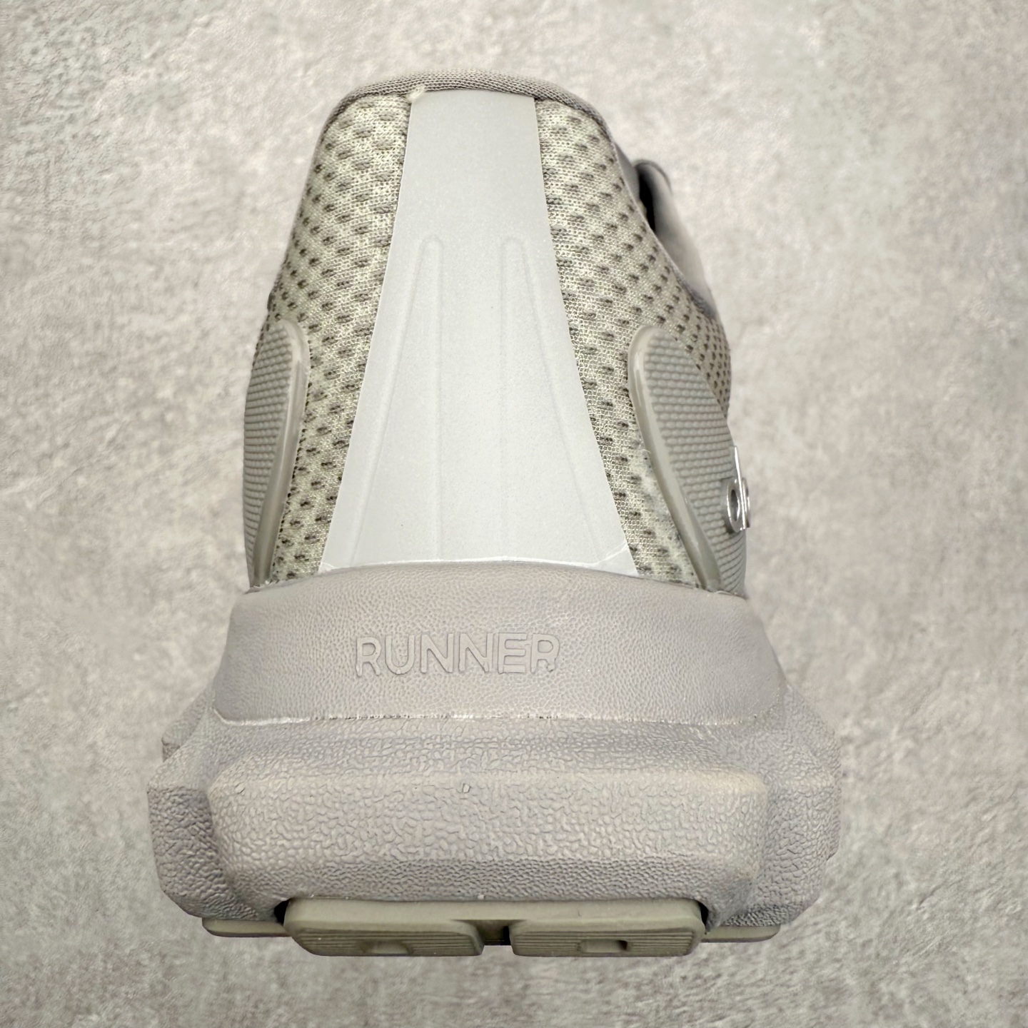 图片[8]-＃福利特价 Alo yoga Alo Runner 舒适百搭防滑耐磨低帮跑步鞋 Alo Yoga于2007年创立于洛杉矶，意在传播有意识的运动，同时激发人们的健康意识与创造力。品牌的核心理念在于制作能够带来完美体验的瑜伽服饰与功能性单品，让有意识的运动触入并改变生活。Alo Yoga将其设计延伸到日常服饰概念，坚持不懈地捕捉当代时尚潮流，将品牌的运动美学理念、精致前卫的设计与舒适功能面料完美结合。与此同时，Alo Yoga的设计受到了时尚界人士与名人们的追捧，Talor Swift、Kendall Jenner等街拍照片中都曾出现品牌不同单品的身影。尺码：36 36.5 37.5 38 38.5 39 40 40.5 41 42 42.5 43 44 44.5 45-选品中心