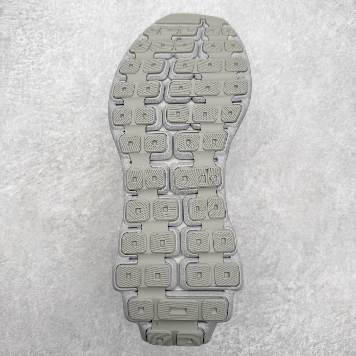 图片[9]-＃福利特价 Alo yoga Alo Runner 舒适百搭防滑耐磨低帮跑步鞋 Alo Yoga于2007年创立于洛杉矶，意在传播有意识的运动，同时激发人们的健康意识与创造力。品牌的核心理念在于制作能够带来完美体验的瑜伽服饰与功能性单品，让有意识的运动触入并改变生活。Alo Yoga将其设计延伸到日常服饰概念，坚持不懈地捕捉当代时尚潮流，将品牌的运动美学理念、精致前卫的设计与舒适功能面料完美结合。与此同时，Alo Yoga的设计受到了时尚界人士与名人们的追捧，Talor Swift、Kendall Jenner等街拍照片中都曾出现品牌不同单品的身影。尺码：36 36.5 37.5 38 38.5 39 40 40.5 41 42 42.5 43 44 44.5 45-选品中心