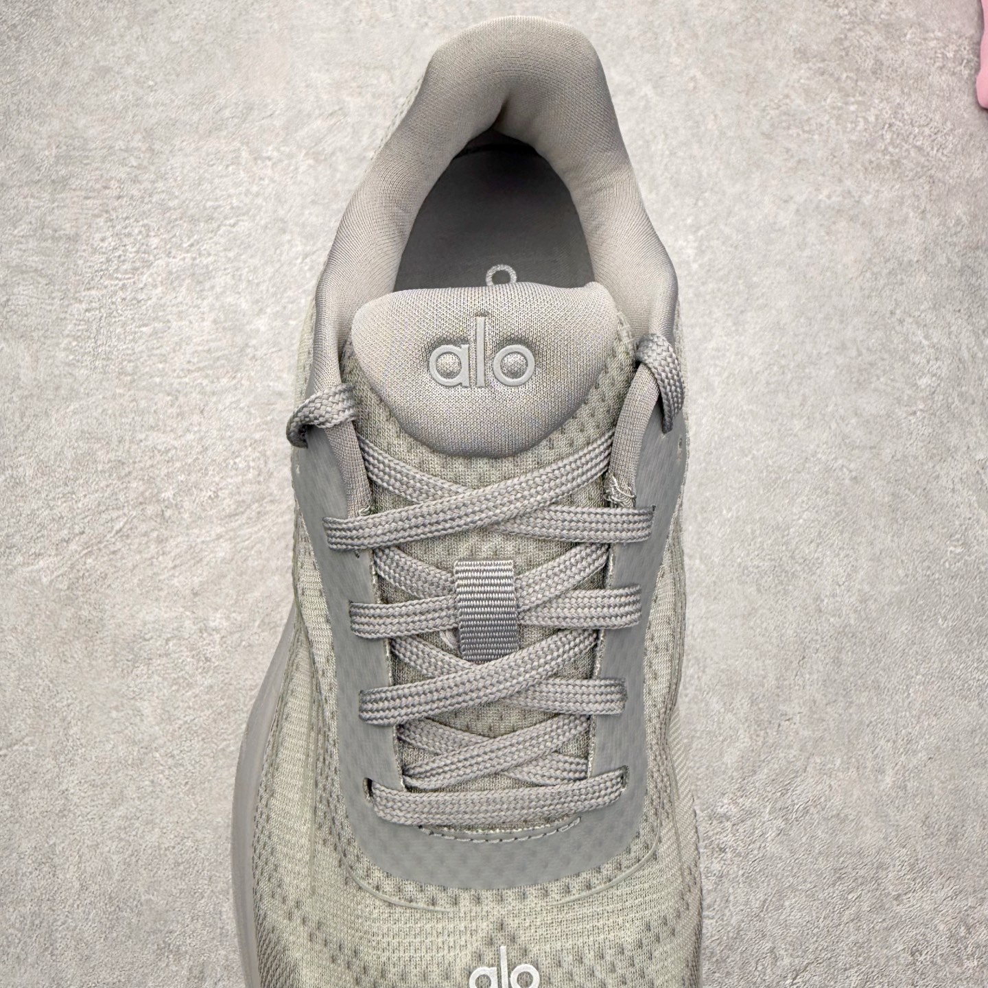 图片[5]-＃福利特价 Alo yoga Alo Runner 舒适百搭防滑耐磨低帮跑步鞋 Alo Yoga于2007年创立于洛杉矶，意在传播有意识的运动，同时激发人们的健康意识与创造力。品牌的核心理念在于制作能够带来完美体验的瑜伽服饰与功能性单品，让有意识的运动触入并改变生活。Alo Yoga将其设计延伸到日常服饰概念，坚持不懈地捕捉当代时尚潮流，将品牌的运动美学理念、精致前卫的设计与舒适功能面料完美结合。与此同时，Alo Yoga的设计受到了时尚界人士与名人们的追捧，Talor Swift、Kendall Jenner等街拍照片中都曾出现品牌不同单品的身影。尺码：36 36.5 37.5 38 38.5 39 40 40.5 41 42 42.5 43 44 44.5 45-选品中心
