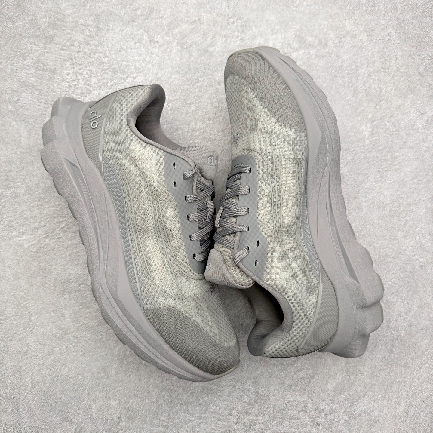 图片[3]-＃福利特价 Alo yoga Alo Runner 舒适百搭防滑耐磨低帮跑步鞋 Alo Yoga于2007年创立于洛杉矶，意在传播有意识的运动，同时激发人们的健康意识与创造力。品牌的核心理念在于制作能够带来完美体验的瑜伽服饰与功能性单品，让有意识的运动触入并改变生活。Alo Yoga将其设计延伸到日常服饰概念，坚持不懈地捕捉当代时尚潮流，将品牌的运动美学理念、精致前卫的设计与舒适功能面料完美结合。与此同时，Alo Yoga的设计受到了时尚界人士与名人们的追捧，Talor Swift、Kendall Jenner等街拍照片中都曾出现品牌不同单品的身影。尺码：36 36.5 37.5 38 38.5 39 40 40.5 41 42 42.5 43 44 44.5 45-选品中心