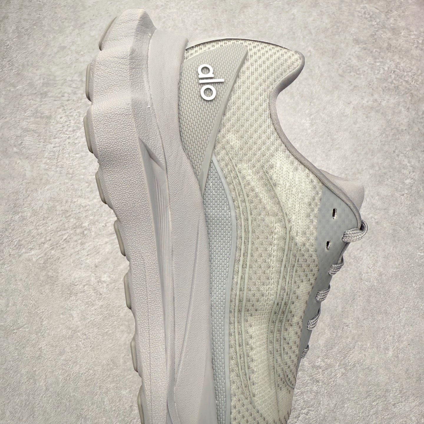 图片[6]-＃福利特价 Alo yoga Alo Runner 舒适百搭防滑耐磨低帮跑步鞋 Alo Yoga于2007年创立于洛杉矶，意在传播有意识的运动，同时激发人们的健康意识与创造力。品牌的核心理念在于制作能够带来完美体验的瑜伽服饰与功能性单品，让有意识的运动触入并改变生活。Alo Yoga将其设计延伸到日常服饰概念，坚持不懈地捕捉当代时尚潮流，将品牌的运动美学理念、精致前卫的设计与舒适功能面料完美结合。与此同时，Alo Yoga的设计受到了时尚界人士与名人们的追捧，Talor Swift、Kendall Jenner等街拍照片中都曾出现品牌不同单品的身影。尺码：36 36.5 37.5 38 38.5 39 40 40.5 41 42 42.5 43 44 44.5 45-选品中心