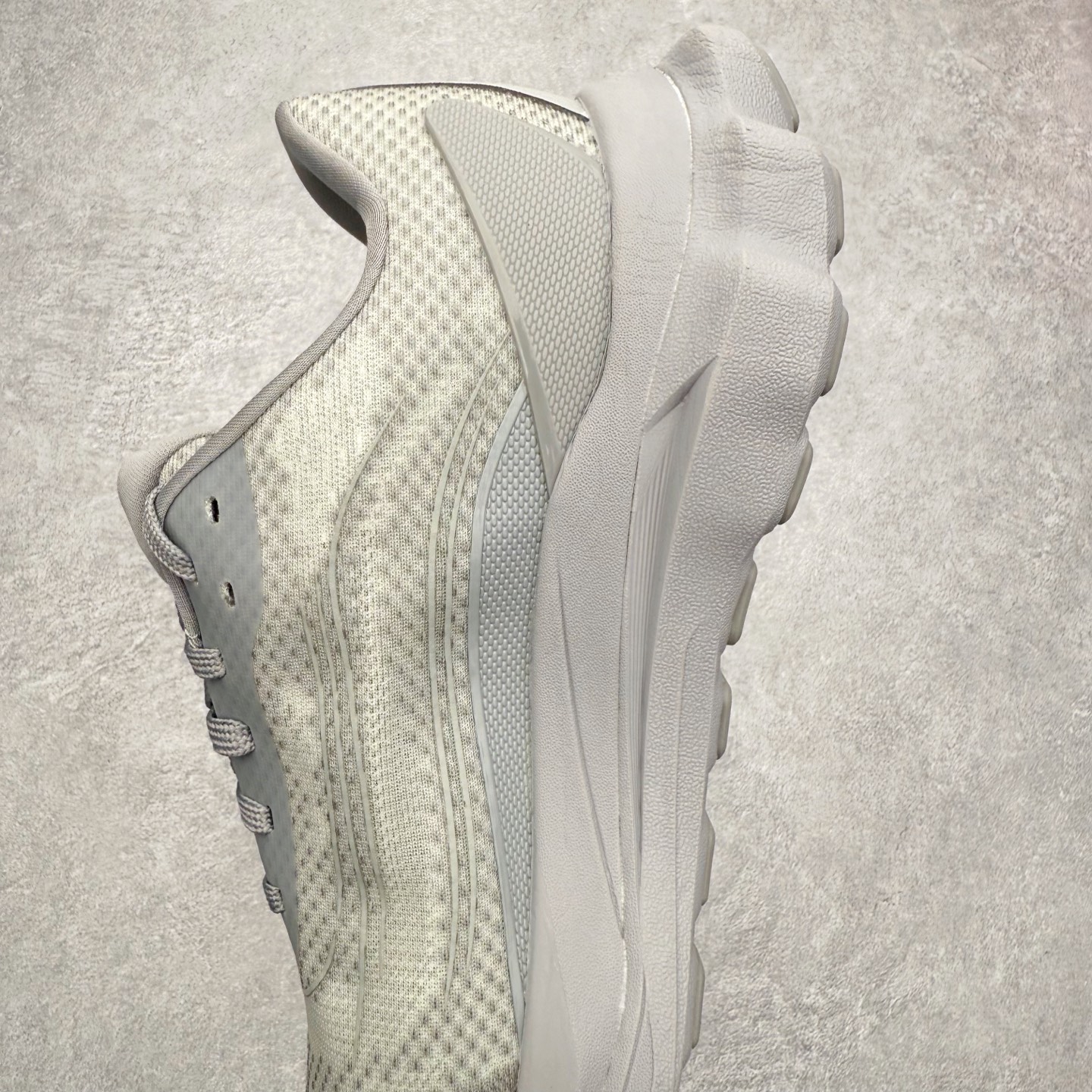 图片[7]-＃福利特价 Alo yoga Alo Runner 舒适百搭防滑耐磨低帮跑步鞋 Alo Yoga于2007年创立于洛杉矶，意在传播有意识的运动，同时激发人们的健康意识与创造力。品牌的核心理念在于制作能够带来完美体验的瑜伽服饰与功能性单品，让有意识的运动触入并改变生活。Alo Yoga将其设计延伸到日常服饰概念，坚持不懈地捕捉当代时尚潮流，将品牌的运动美学理念、精致前卫的设计与舒适功能面料完美结合。与此同时，Alo Yoga的设计受到了时尚界人士与名人们的追捧，Talor Swift、Kendall Jenner等街拍照片中都曾出现品牌不同单品的身影。尺码：36 36.5 37.5 38 38.5 39 40 40.5 41 42 42.5 43 44 44.5 45-选品中心