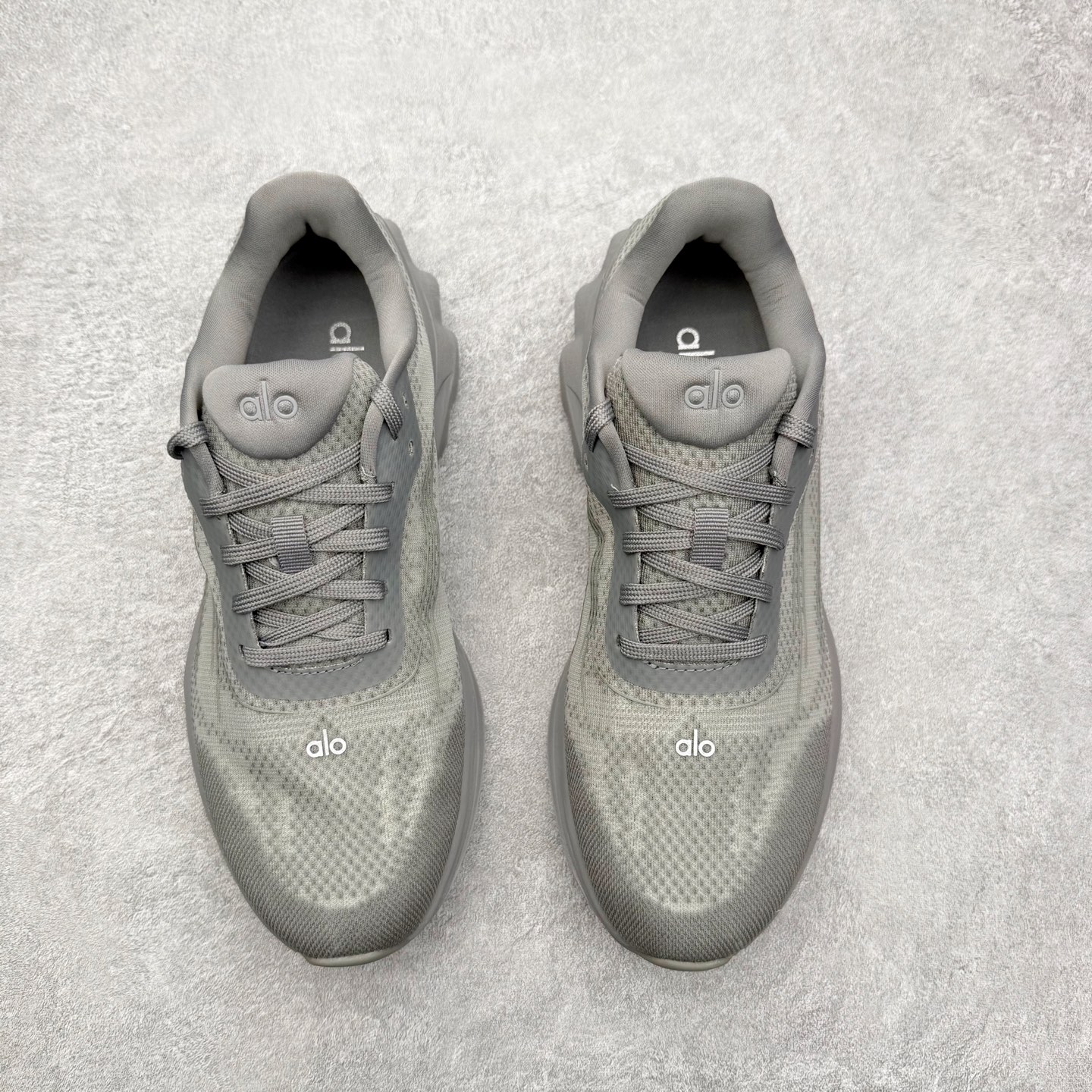 图片[2]-＃福利特价 Alo yoga Alo Runner 舒适百搭防滑耐磨低帮跑步鞋 Alo Yoga于2007年创立于洛杉矶，意在传播有意识的运动，同时激发人们的健康意识与创造力。品牌的核心理念在于制作能够带来完美体验的瑜伽服饰与功能性单品，让有意识的运动触入并改变生活。Alo Yoga将其设计延伸到日常服饰概念，坚持不懈地捕捉当代时尚潮流，将品牌的运动美学理念、精致前卫的设计与舒适功能面料完美结合。与此同时，Alo Yoga的设计受到了时尚界人士与名人们的追捧，Talor Swift、Kendall Jenner等街拍照片中都曾出现品牌不同单品的身影。尺码：36 36.5 37.5 38 38.5 39 40 40.5 41 42 42.5 43 44 44.5 45-选品中心