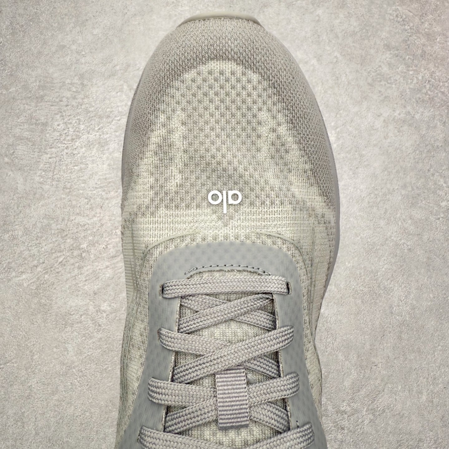 图片[4]-＃福利特价 Alo yoga Alo Runner 舒适百搭防滑耐磨低帮跑步鞋 Alo Yoga于2007年创立于洛杉矶，意在传播有意识的运动，同时激发人们的健康意识与创造力。品牌的核心理念在于制作能够带来完美体验的瑜伽服饰与功能性单品，让有意识的运动触入并改变生活。Alo Yoga将其设计延伸到日常服饰概念，坚持不懈地捕捉当代时尚潮流，将品牌的运动美学理念、精致前卫的设计与舒适功能面料完美结合。与此同时，Alo Yoga的设计受到了时尚界人士与名人们的追捧，Talor Swift、Kendall Jenner等街拍照片中都曾出现品牌不同单品的身影。尺码：36 36.5 37.5 38 38.5 39 40 40.5 41 42 42.5 43 44 44.5 45-选品中心