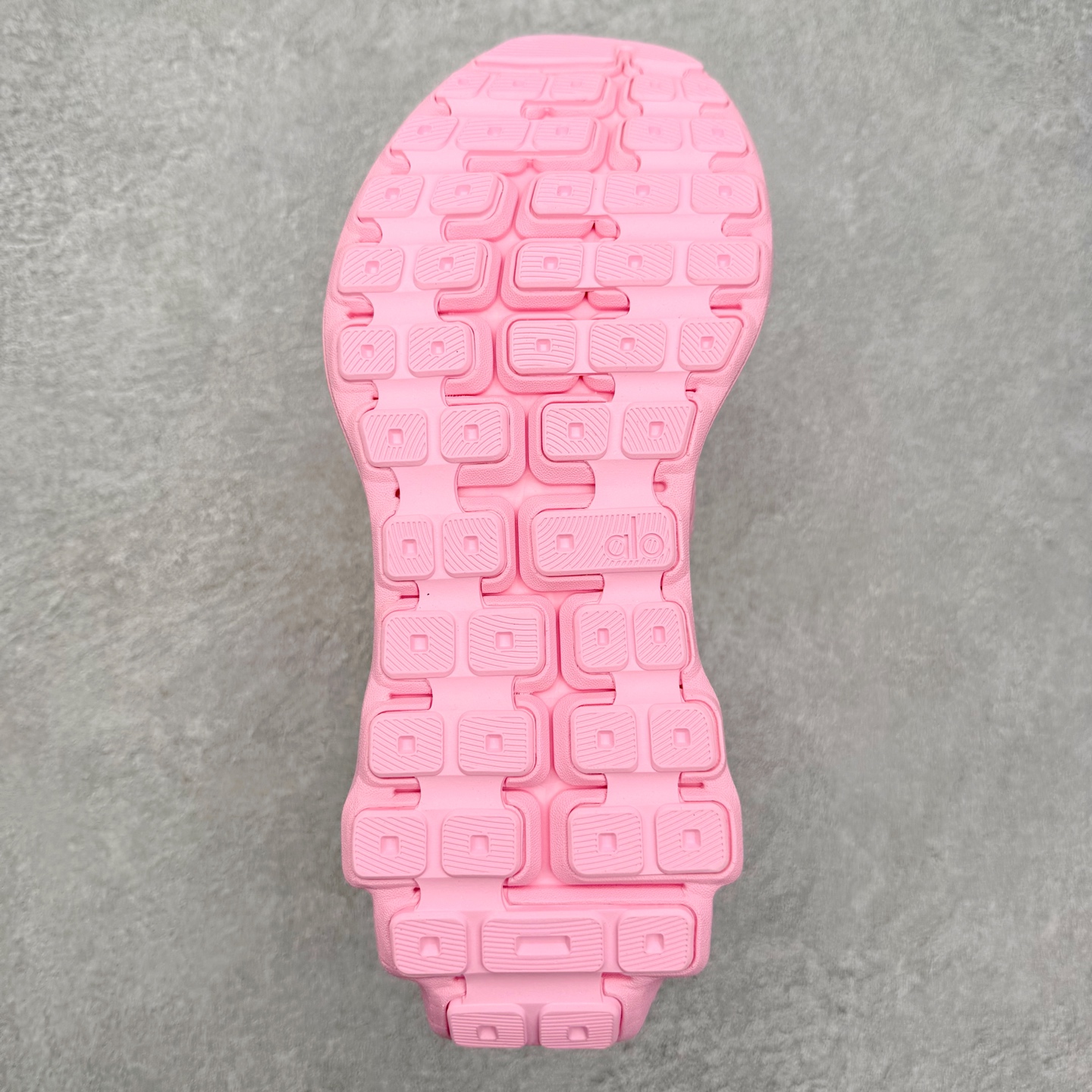 图片[9]-＃福利特价 Alo yoga Alo Runner 舒适百搭防滑耐磨低帮跑步鞋 Alo Yoga于2007年创立于洛杉矶，意在传播有意识的运动，同时激发人们的健康意识与创造力。品牌的核心理念在于制作能够带来完美体验的瑜伽服饰与功能性单品，让有意识的运动触入并改变生活。Alo Yoga将其设计延伸到日常服饰概念，坚持不懈地捕捉当代时尚潮流，将品牌的运动美学理念、精致前卫的设计与舒适功能面料完美结合。与此同时，Alo Yoga的设计受到了时尚界人士与名人们的追捧，Talor Swift、Kendall Jenner等街拍照片中都曾出现品牌不同单品的身影。尺码：36 36.5 37.5 38 38.5 39 40 40.5 41 42 42.5 43 44 44.5 45-选品中心