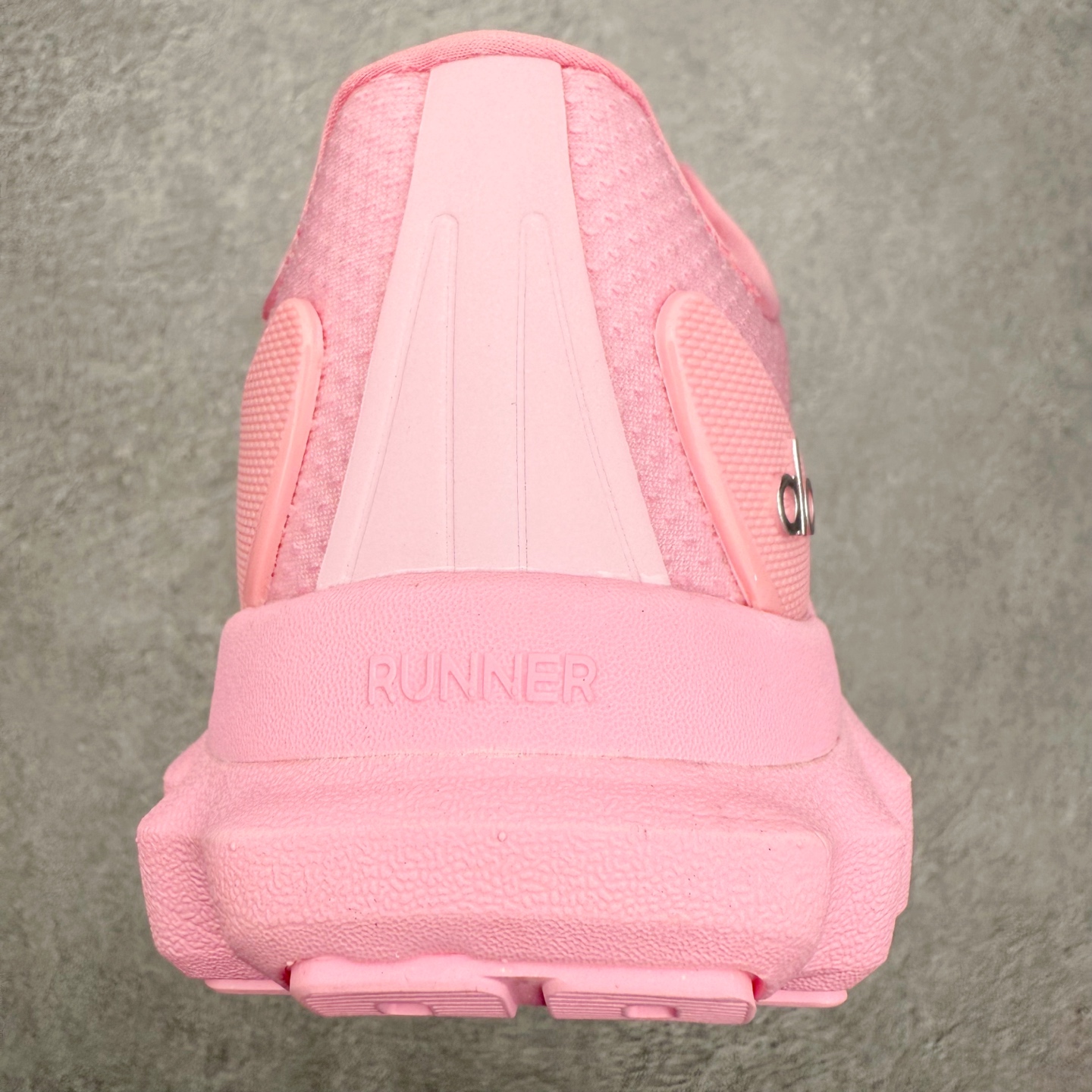 图片[8]-＃福利特价 Alo yoga Alo Runner 舒适百搭防滑耐磨低帮跑步鞋 Alo Yoga于2007年创立于洛杉矶，意在传播有意识的运动，同时激发人们的健康意识与创造力。品牌的核心理念在于制作能够带来完美体验的瑜伽服饰与功能性单品，让有意识的运动触入并改变生活。Alo Yoga将其设计延伸到日常服饰概念，坚持不懈地捕捉当代时尚潮流，将品牌的运动美学理念、精致前卫的设计与舒适功能面料完美结合。与此同时，Alo Yoga的设计受到了时尚界人士与名人们的追捧，Talor Swift、Kendall Jenner等街拍照片中都曾出现品牌不同单品的身影。尺码：36 36.5 37.5 38 38.5 39 40 40.5 41 42 42.5 43 44 44.5 45-选品中心