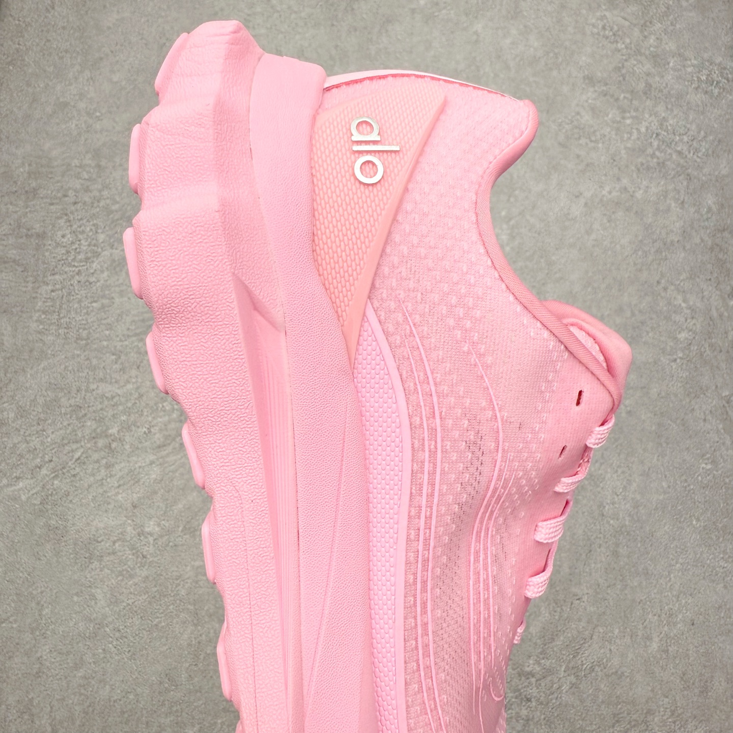 图片[6]-＃福利特价 Alo yoga Alo Runner 舒适百搭防滑耐磨低帮跑步鞋 Alo Yoga于2007年创立于洛杉矶，意在传播有意识的运动，同时激发人们的健康意识与创造力。品牌的核心理念在于制作能够带来完美体验的瑜伽服饰与功能性单品，让有意识的运动触入并改变生活。Alo Yoga将其设计延伸到日常服饰概念，坚持不懈地捕捉当代时尚潮流，将品牌的运动美学理念、精致前卫的设计与舒适功能面料完美结合。与此同时，Alo Yoga的设计受到了时尚界人士与名人们的追捧，Talor Swift、Kendall Jenner等街拍照片中都曾出现品牌不同单品的身影。尺码：36 36.5 37.5 38 38.5 39 40 40.5 41 42 42.5 43 44 44.5 45-选品中心