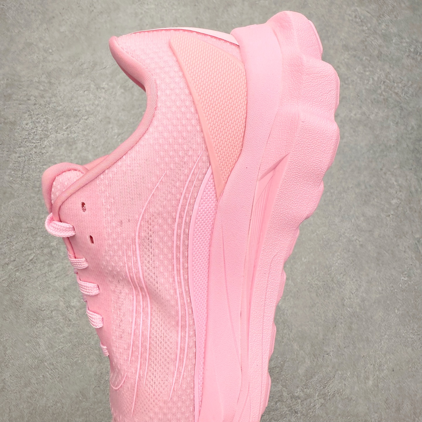 图片[7]-＃福利特价 Alo yoga Alo Runner 舒适百搭防滑耐磨低帮跑步鞋 Alo Yoga于2007年创立于洛杉矶，意在传播有意识的运动，同时激发人们的健康意识与创造力。品牌的核心理念在于制作能够带来完美体验的瑜伽服饰与功能性单品，让有意识的运动触入并改变生活。Alo Yoga将其设计延伸到日常服饰概念，坚持不懈地捕捉当代时尚潮流，将品牌的运动美学理念、精致前卫的设计与舒适功能面料完美结合。与此同时，Alo Yoga的设计受到了时尚界人士与名人们的追捧，Talor Swift、Kendall Jenner等街拍照片中都曾出现品牌不同单品的身影。尺码：36 36.5 37.5 38 38.5 39 40 40.5 41 42 42.5 43 44 44.5 45-选品中心