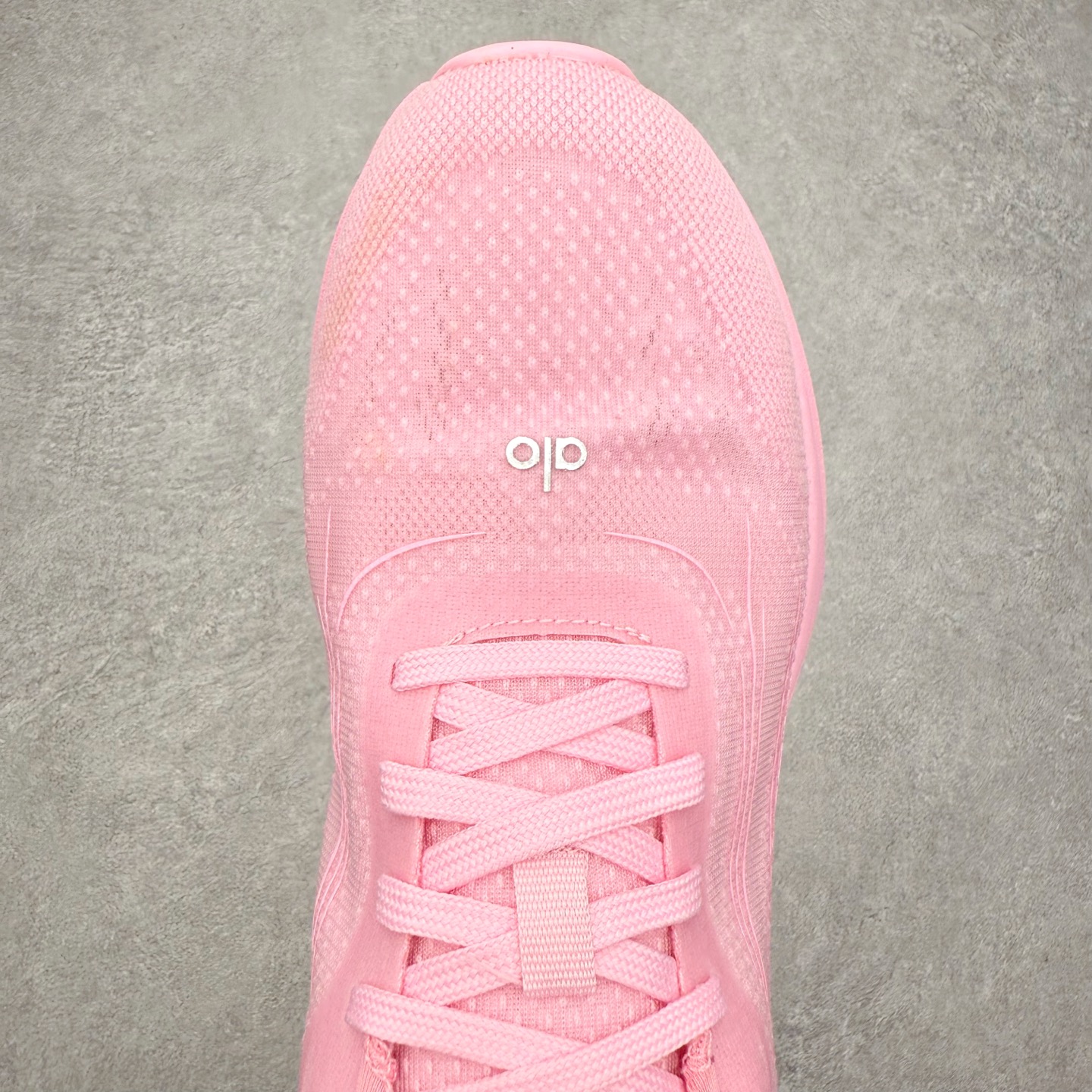 图片[4]-＃福利特价 Alo yoga Alo Runner 舒适百搭防滑耐磨低帮跑步鞋 Alo Yoga于2007年创立于洛杉矶，意在传播有意识的运动，同时激发人们的健康意识与创造力。品牌的核心理念在于制作能够带来完美体验的瑜伽服饰与功能性单品，让有意识的运动触入并改变生活。Alo Yoga将其设计延伸到日常服饰概念，坚持不懈地捕捉当代时尚潮流，将品牌的运动美学理念、精致前卫的设计与舒适功能面料完美结合。与此同时，Alo Yoga的设计受到了时尚界人士与名人们的追捧，Talor Swift、Kendall Jenner等街拍照片中都曾出现品牌不同单品的身影。尺码：36 36.5 37.5 38 38.5 39 40 40.5 41 42 42.5 43 44 44.5 45-选品中心