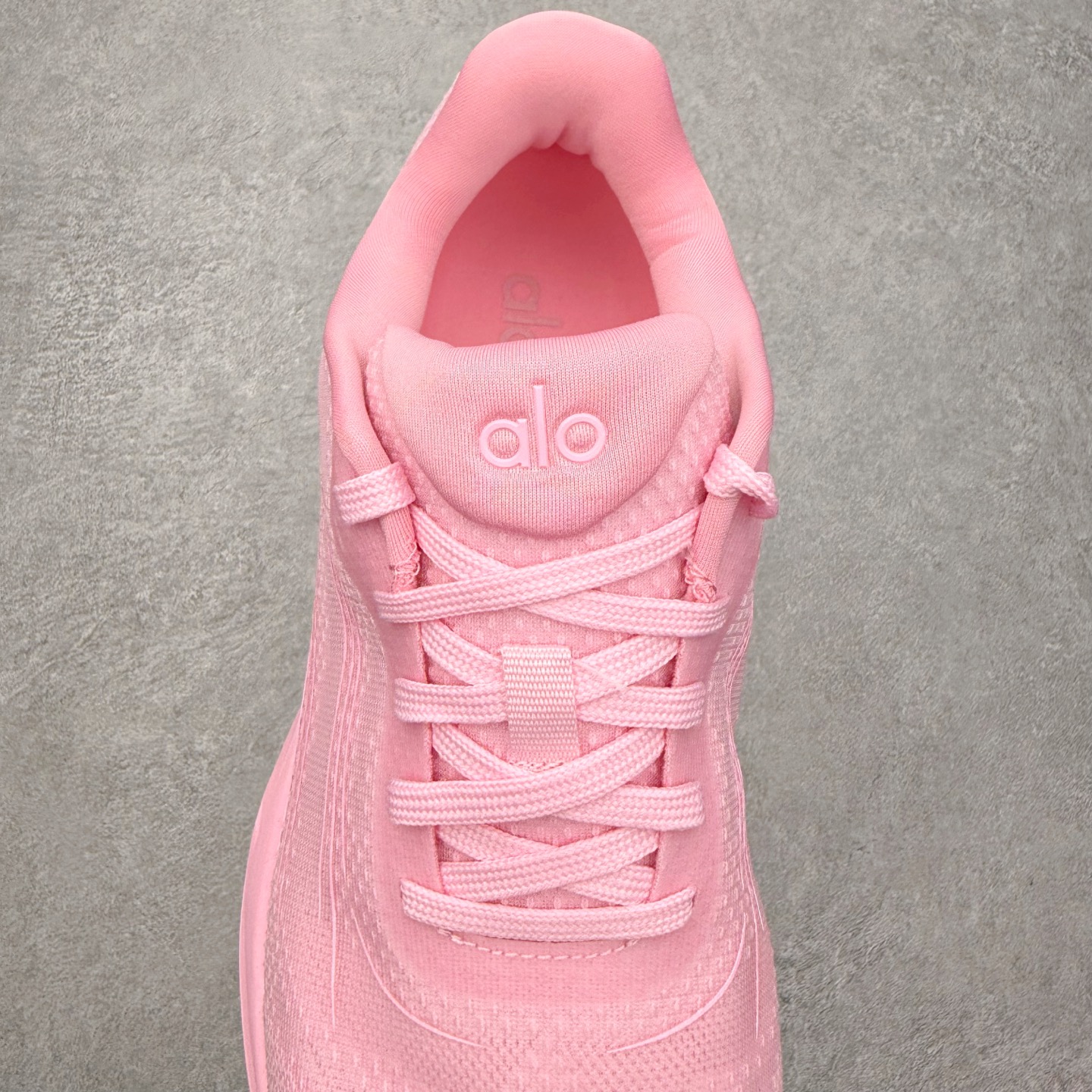 图片[5]-＃福利特价 Alo yoga Alo Runner 舒适百搭防滑耐磨低帮跑步鞋 Alo Yoga于2007年创立于洛杉矶，意在传播有意识的运动，同时激发人们的健康意识与创造力。品牌的核心理念在于制作能够带来完美体验的瑜伽服饰与功能性单品，让有意识的运动触入并改变生活。Alo Yoga将其设计延伸到日常服饰概念，坚持不懈地捕捉当代时尚潮流，将品牌的运动美学理念、精致前卫的设计与舒适功能面料完美结合。与此同时，Alo Yoga的设计受到了时尚界人士与名人们的追捧，Talor Swift、Kendall Jenner等街拍照片中都曾出现品牌不同单品的身影。尺码：36 36.5 37.5 38 38.5 39 40 40.5 41 42 42.5 43 44 44.5 45-选品中心