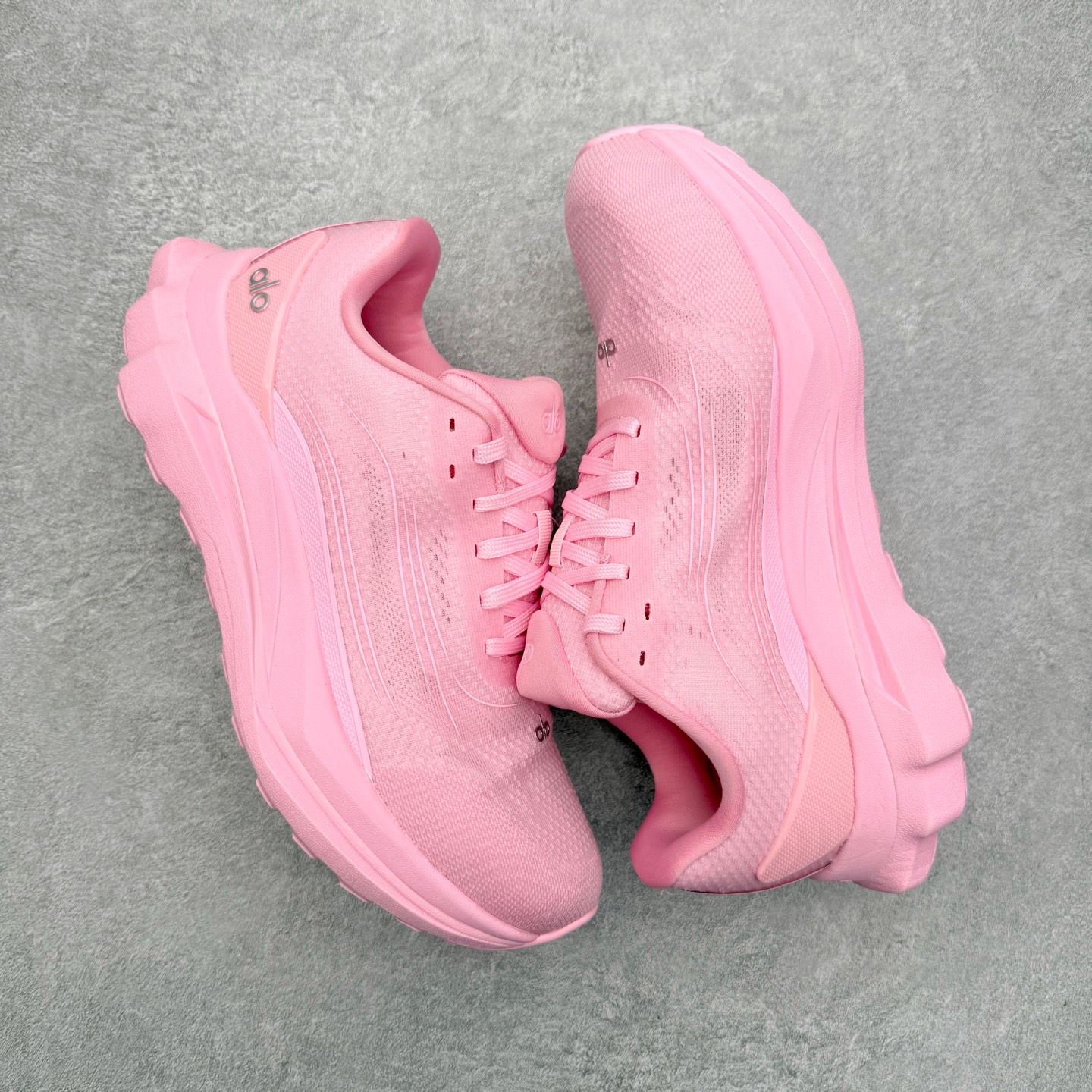 图片[3]-＃福利特价 Alo yoga Alo Runner 舒适百搭防滑耐磨低帮跑步鞋 Alo Yoga于2007年创立于洛杉矶，意在传播有意识的运动，同时激发人们的健康意识与创造力。品牌的核心理念在于制作能够带来完美体验的瑜伽服饰与功能性单品，让有意识的运动触入并改变生活。Alo Yoga将其设计延伸到日常服饰概念，坚持不懈地捕捉当代时尚潮流，将品牌的运动美学理念、精致前卫的设计与舒适功能面料完美结合。与此同时，Alo Yoga的设计受到了时尚界人士与名人们的追捧，Talor Swift、Kendall Jenner等街拍照片中都曾出现品牌不同单品的身影。尺码：36 36.5 37.5 38 38.5 39 40 40.5 41 42 42.5 43 44 44.5 45-选品中心