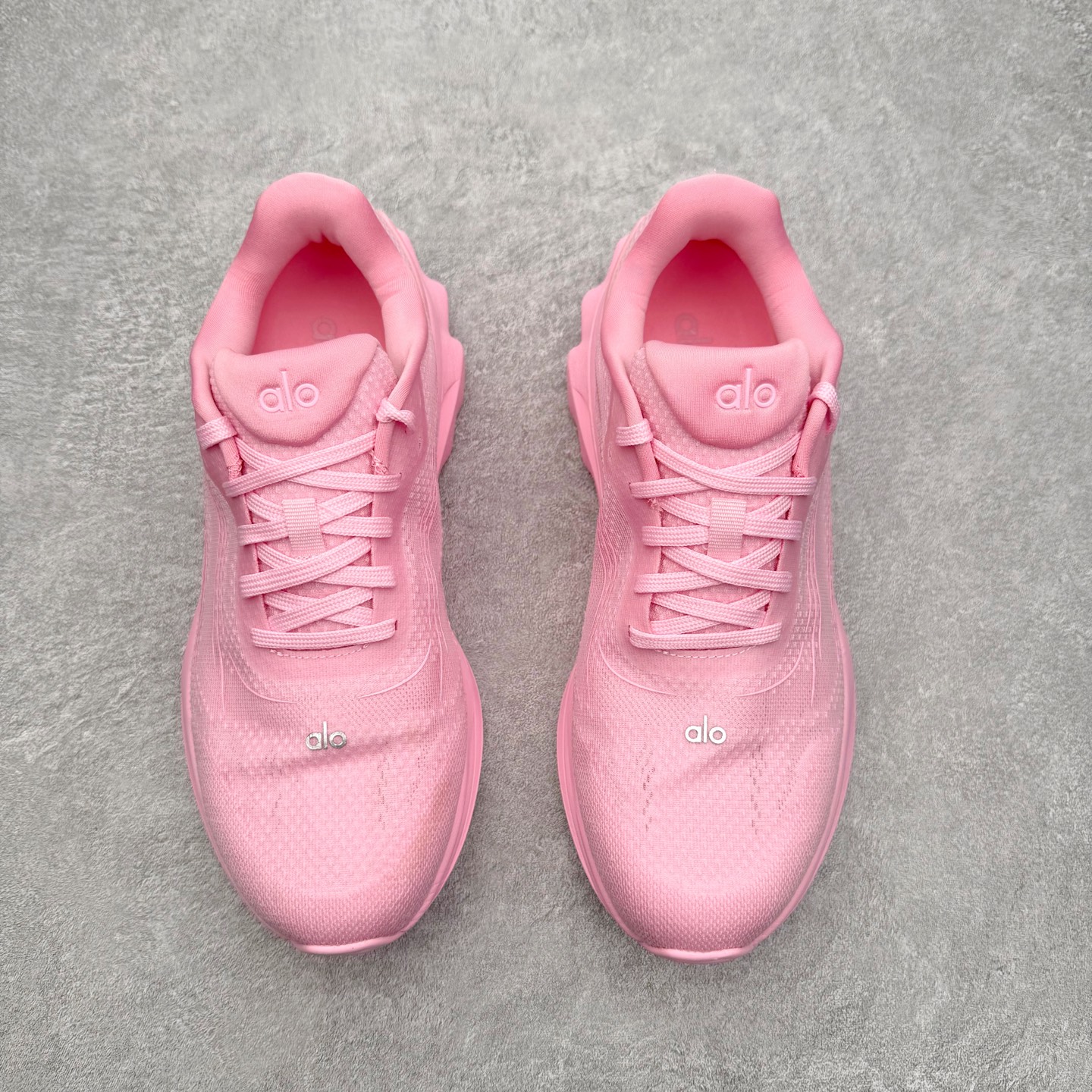 图片[2]-＃福利特价 Alo yoga Alo Runner 舒适百搭防滑耐磨低帮跑步鞋 Alo Yoga于2007年创立于洛杉矶，意在传播有意识的运动，同时激发人们的健康意识与创造力。品牌的核心理念在于制作能够带来完美体验的瑜伽服饰与功能性单品，让有意识的运动触入并改变生活。Alo Yoga将其设计延伸到日常服饰概念，坚持不懈地捕捉当代时尚潮流，将品牌的运动美学理念、精致前卫的设计与舒适功能面料完美结合。与此同时，Alo Yoga的设计受到了时尚界人士与名人们的追捧，Talor Swift、Kendall Jenner等街拍照片中都曾出现品牌不同单品的身影。尺码：36 36.5 37.5 38 38.5 39 40 40.5 41 42 42.5 43 44 44.5 45-选品中心