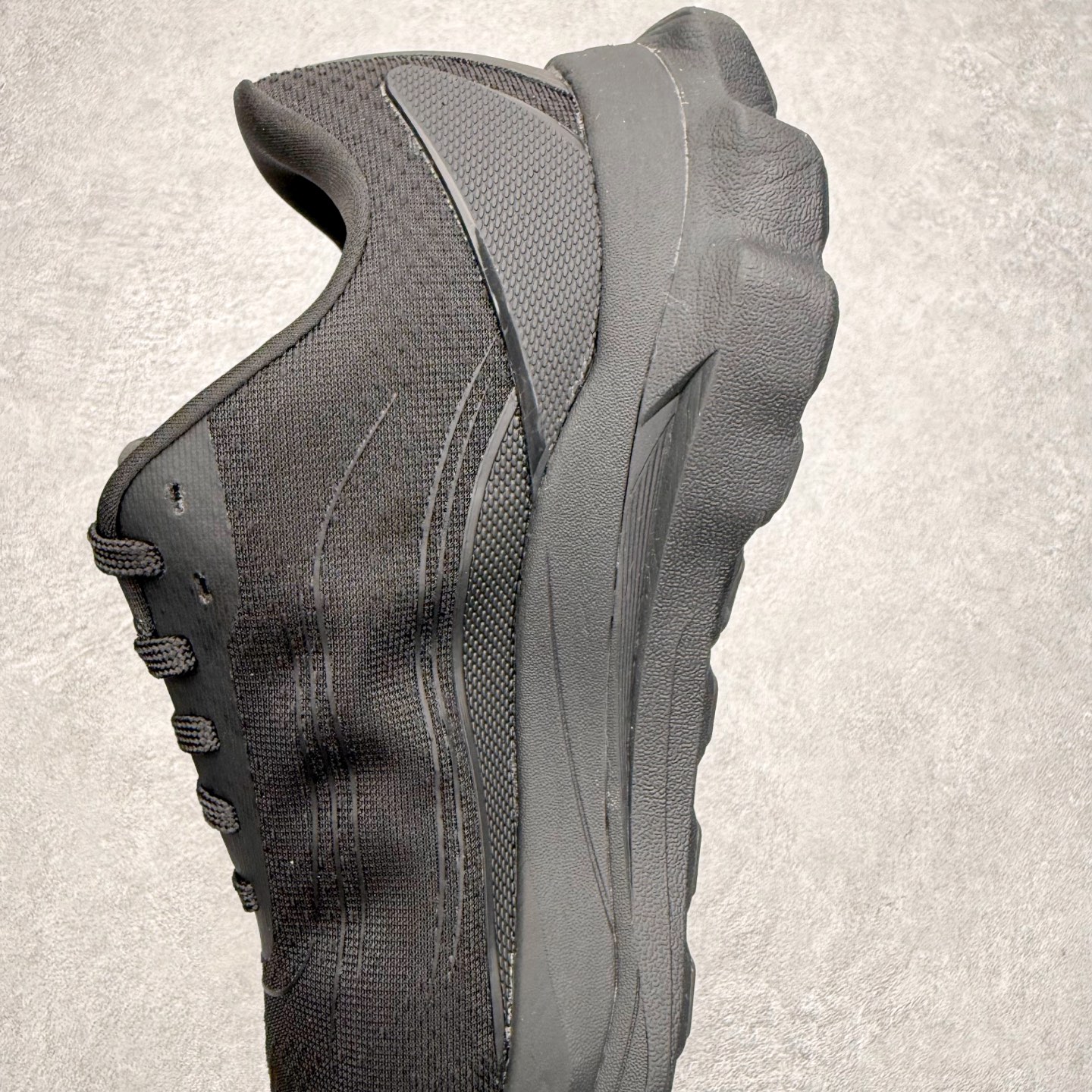 图片[7]-＃福利特价 Alo yoga Alo Runner 舒适百搭防滑耐磨低帮跑步鞋 Alo Yoga于2007年创立于洛杉矶，意在传播有意识的运动，同时激发人们的健康意识与创造力。品牌的核心理念在于制作能够带来完美体验的瑜伽服饰与功能性单品，让有意识的运动触入并改变生活。Alo Yoga将其设计延伸到日常服饰概念，坚持不懈地捕捉当代时尚潮流，将品牌的运动美学理念、精致前卫的设计与舒适功能面料完美结合。与此同时，Alo Yoga的设计受到了时尚界人士与名人们的追捧，Talor Swift、Kendall Jenner等街拍照片中都曾出现品牌不同单品的身影。尺码：36 36.5 37.5 38 38.5 39 40 40.5 41 42 42.5 43 44 44.5 45-选品中心