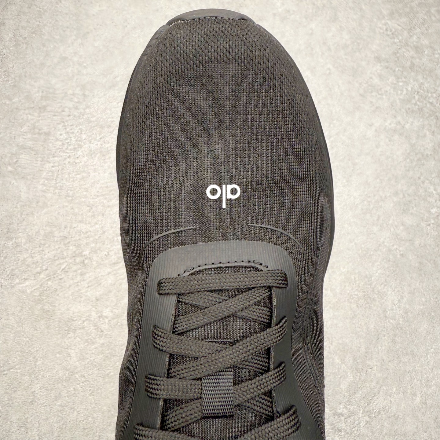 图片[4]-＃福利特价 Alo yoga Alo Runner 舒适百搭防滑耐磨低帮跑步鞋 Alo Yoga于2007年创立于洛杉矶，意在传播有意识的运动，同时激发人们的健康意识与创造力。品牌的核心理念在于制作能够带来完美体验的瑜伽服饰与功能性单品，让有意识的运动触入并改变生活。Alo Yoga将其设计延伸到日常服饰概念，坚持不懈地捕捉当代时尚潮流，将品牌的运动美学理念、精致前卫的设计与舒适功能面料完美结合。与此同时，Alo Yoga的设计受到了时尚界人士与名人们的追捧，Talor Swift、Kendall Jenner等街拍照片中都曾出现品牌不同单品的身影。尺码：36 36.5 37.5 38 38.5 39 40 40.5 41 42 42.5 43 44 44.5 45-选品中心