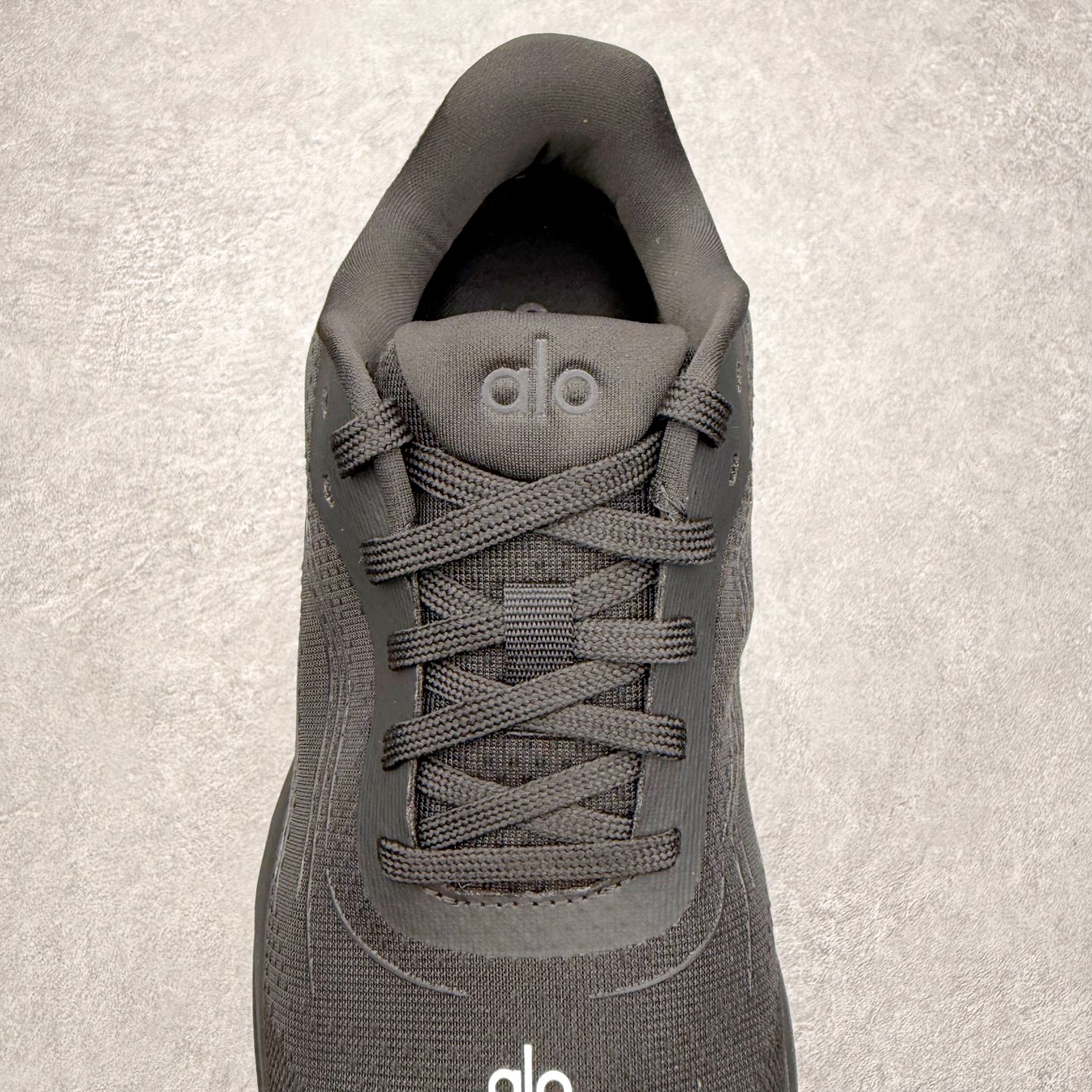 图片[5]-＃福利特价 Alo yoga Alo Runner 舒适百搭防滑耐磨低帮跑步鞋 Alo Yoga于2007年创立于洛杉矶，意在传播有意识的运动，同时激发人们的健康意识与创造力。品牌的核心理念在于制作能够带来完美体验的瑜伽服饰与功能性单品，让有意识的运动触入并改变生活。Alo Yoga将其设计延伸到日常服饰概念，坚持不懈地捕捉当代时尚潮流，将品牌的运动美学理念、精致前卫的设计与舒适功能面料完美结合。与此同时，Alo Yoga的设计受到了时尚界人士与名人们的追捧，Talor Swift、Kendall Jenner等街拍照片中都曾出现品牌不同单品的身影。尺码：36 36.5 37.5 38 38.5 39 40 40.5 41 42 42.5 43 44 44.5 45-选品中心