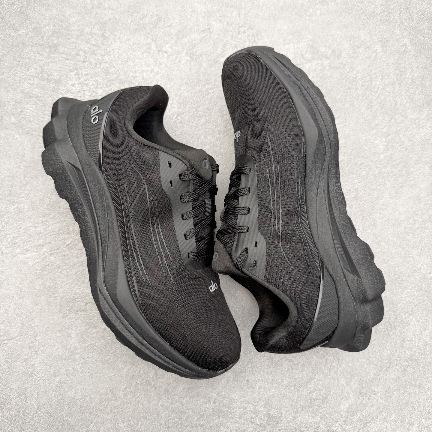 图片[3]-＃福利特价 Alo yoga Alo Runner 舒适百搭防滑耐磨低帮跑步鞋 Alo Yoga于2007年创立于洛杉矶，意在传播有意识的运动，同时激发人们的健康意识与创造力。品牌的核心理念在于制作能够带来完美体验的瑜伽服饰与功能性单品，让有意识的运动触入并改变生活。Alo Yoga将其设计延伸到日常服饰概念，坚持不懈地捕捉当代时尚潮流，将品牌的运动美学理念、精致前卫的设计与舒适功能面料完美结合。与此同时，Alo Yoga的设计受到了时尚界人士与名人们的追捧，Talor Swift、Kendall Jenner等街拍照片中都曾出现品牌不同单品的身影。尺码：36 36.5 37.5 38 38.5 39 40 40.5 41 42 42.5 43 44 44.5 45-选品中心