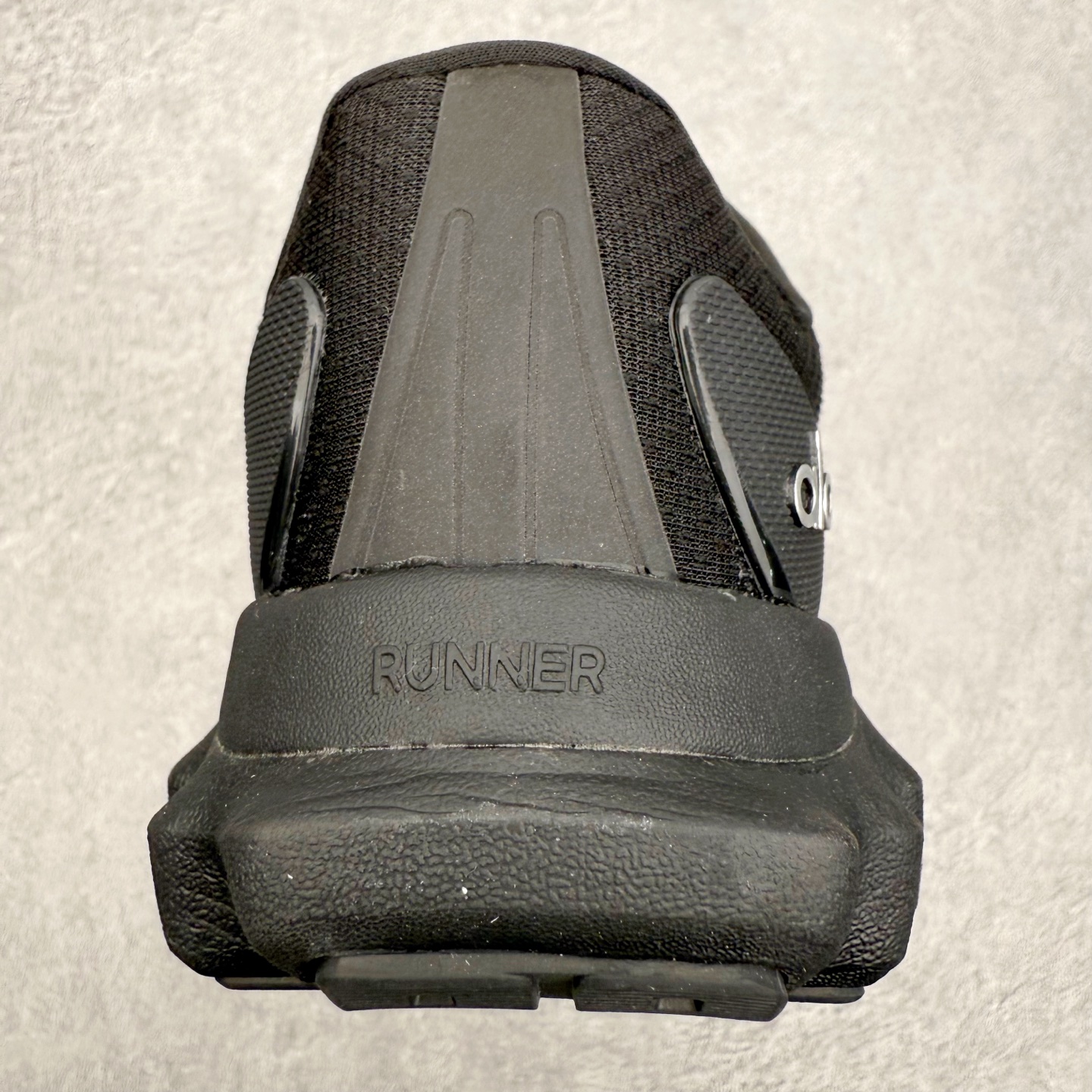 图片[8]-＃福利特价 Alo yoga Alo Runner 舒适百搭防滑耐磨低帮跑步鞋 Alo Yoga于2007年创立于洛杉矶，意在传播有意识的运动，同时激发人们的健康意识与创造力。品牌的核心理念在于制作能够带来完美体验的瑜伽服饰与功能性单品，让有意识的运动触入并改变生活。Alo Yoga将其设计延伸到日常服饰概念，坚持不懈地捕捉当代时尚潮流，将品牌的运动美学理念、精致前卫的设计与舒适功能面料完美结合。与此同时，Alo Yoga的设计受到了时尚界人士与名人们的追捧，Talor Swift、Kendall Jenner等街拍照片中都曾出现品牌不同单品的身影。尺码：36 36.5 37.5 38 38.5 39 40 40.5 41 42 42.5 43 44 44.5 45-选品中心