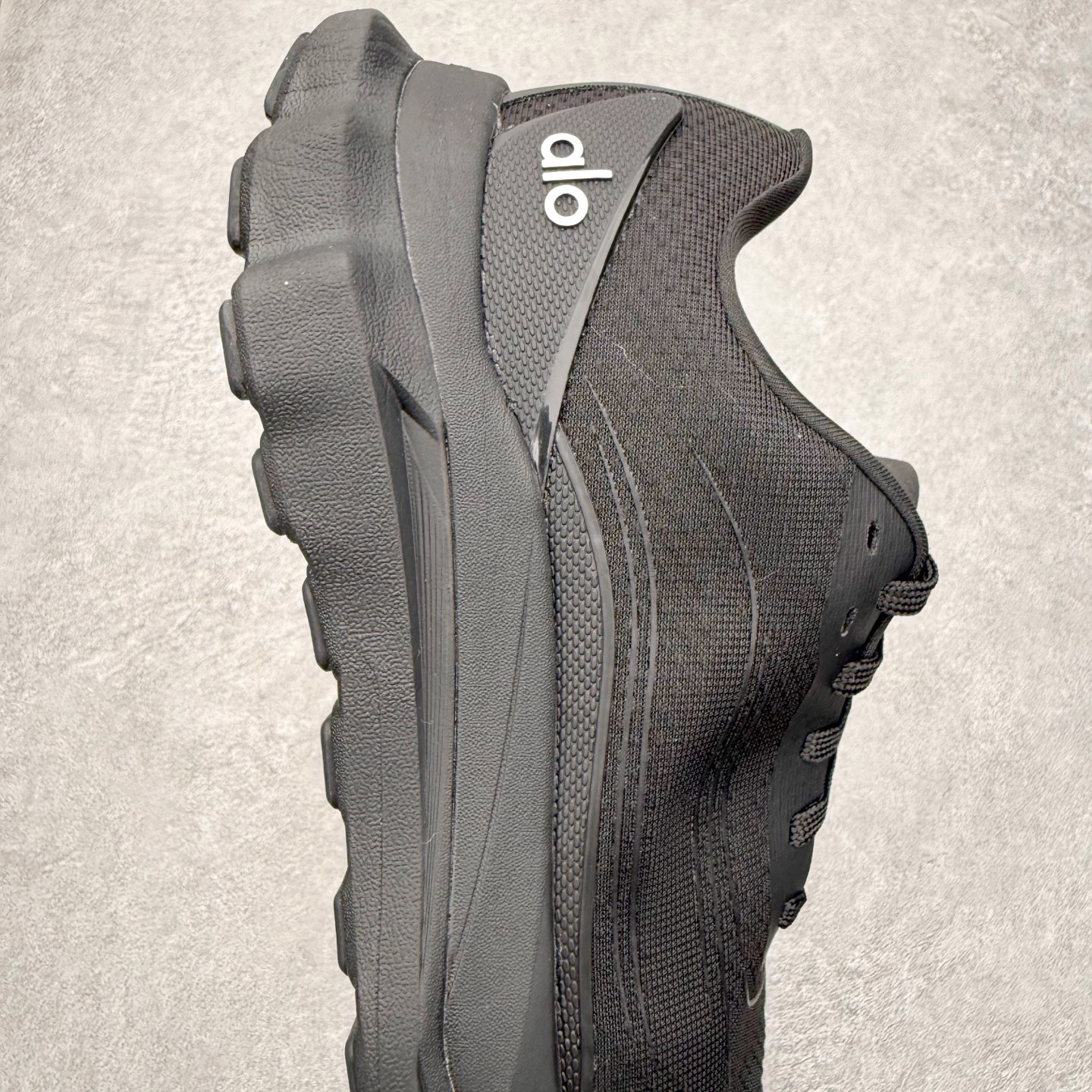 图片[6]-＃福利特价 Alo yoga Alo Runner 舒适百搭防滑耐磨低帮跑步鞋 Alo Yoga于2007年创立于洛杉矶，意在传播有意识的运动，同时激发人们的健康意识与创造力。品牌的核心理念在于制作能够带来完美体验的瑜伽服饰与功能性单品，让有意识的运动触入并改变生活。Alo Yoga将其设计延伸到日常服饰概念，坚持不懈地捕捉当代时尚潮流，将品牌的运动美学理念、精致前卫的设计与舒适功能面料完美结合。与此同时，Alo Yoga的设计受到了时尚界人士与名人们的追捧，Talor Swift、Kendall Jenner等街拍照片中都曾出现品牌不同单品的身影。尺码：36 36.5 37.5 38 38.5 39 40 40.5 41 42 42.5 43 44 44.5 45-选品中心