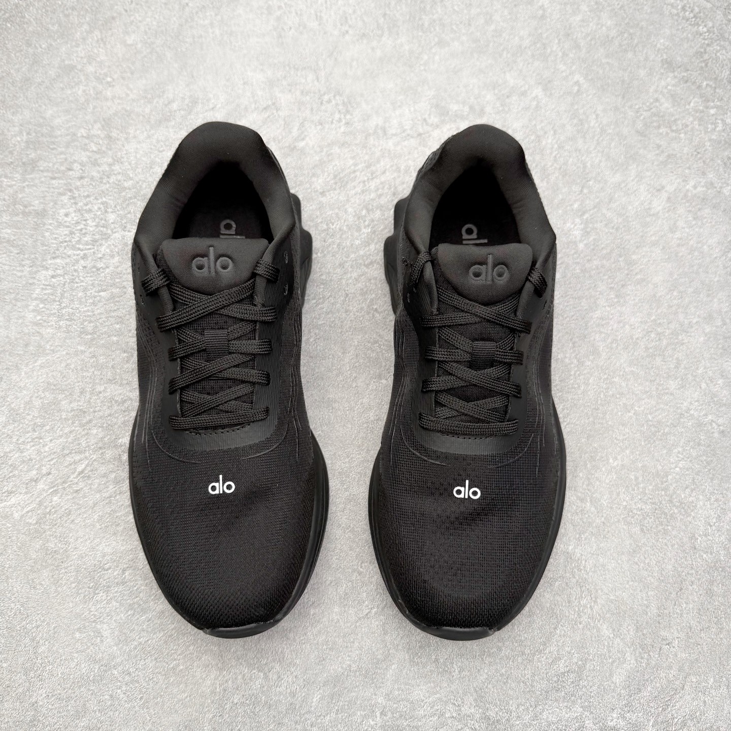 图片[2]-＃福利特价 Alo yoga Alo Runner 舒适百搭防滑耐磨低帮跑步鞋 Alo Yoga于2007年创立于洛杉矶，意在传播有意识的运动，同时激发人们的健康意识与创造力。品牌的核心理念在于制作能够带来完美体验的瑜伽服饰与功能性单品，让有意识的运动触入并改变生活。Alo Yoga将其设计延伸到日常服饰概念，坚持不懈地捕捉当代时尚潮流，将品牌的运动美学理念、精致前卫的设计与舒适功能面料完美结合。与此同时，Alo Yoga的设计受到了时尚界人士与名人们的追捧，Talor Swift、Kendall Jenner等街拍照片中都曾出现品牌不同单品的身影。尺码：36 36.5 37.5 38 38.5 39 40 40.5 41 42 42.5 43 44 44.5 45-选品中心