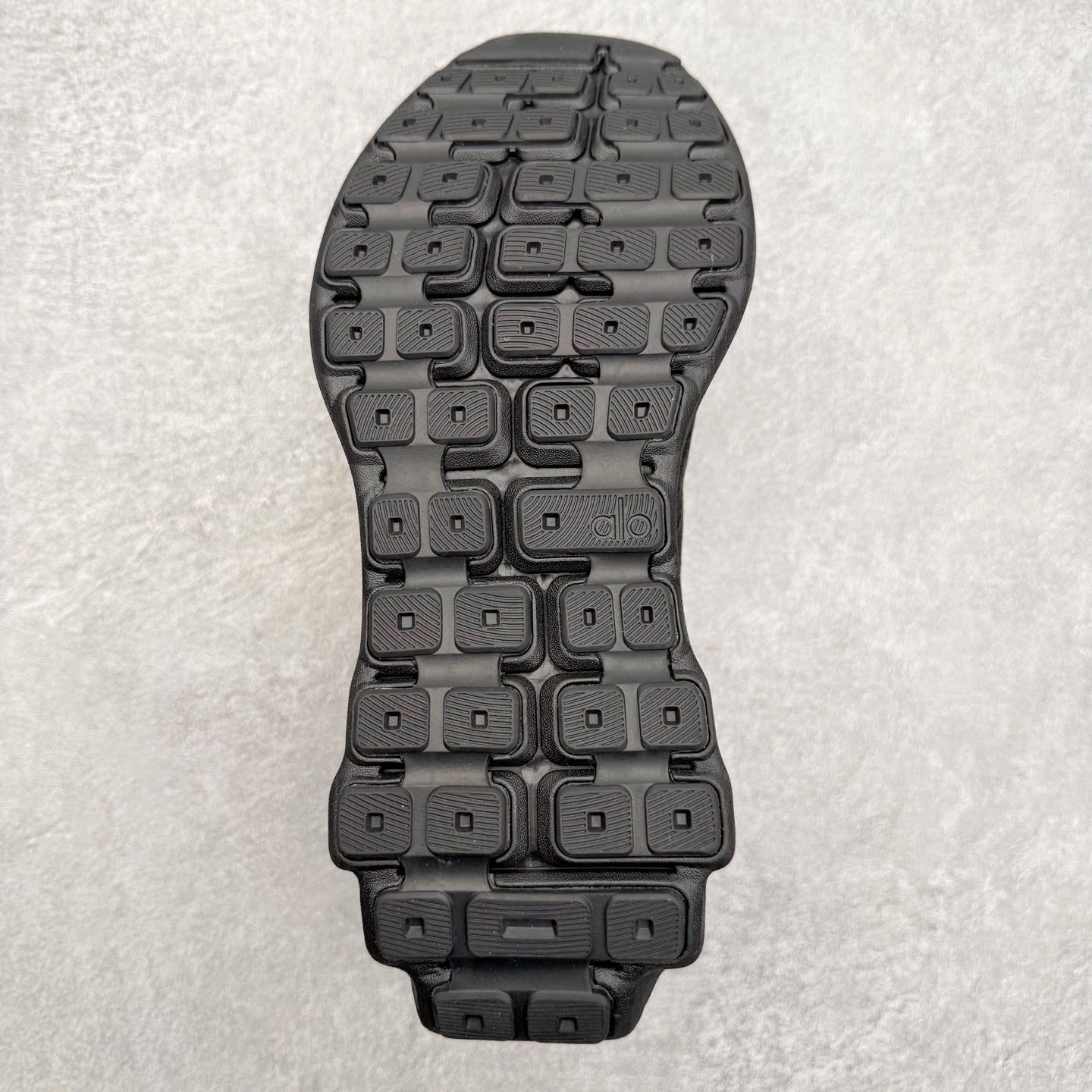 图片[9]-＃福利特价 Alo yoga Alo Runner 舒适百搭防滑耐磨低帮跑步鞋 Alo Yoga于2007年创立于洛杉矶，意在传播有意识的运动，同时激发人们的健康意识与创造力。品牌的核心理念在于制作能够带来完美体验的瑜伽服饰与功能性单品，让有意识的运动触入并改变生活。Alo Yoga将其设计延伸到日常服饰概念，坚持不懈地捕捉当代时尚潮流，将品牌的运动美学理念、精致前卫的设计与舒适功能面料完美结合。与此同时，Alo Yoga的设计受到了时尚界人士与名人们的追捧，Talor Swift、Kendall Jenner等街拍照片中都曾出现品牌不同单品的身影。尺码：36 36.5 37.5 38 38.5 39 40 40.5 41 42 42.5 43 44 44.5 45-选品中心