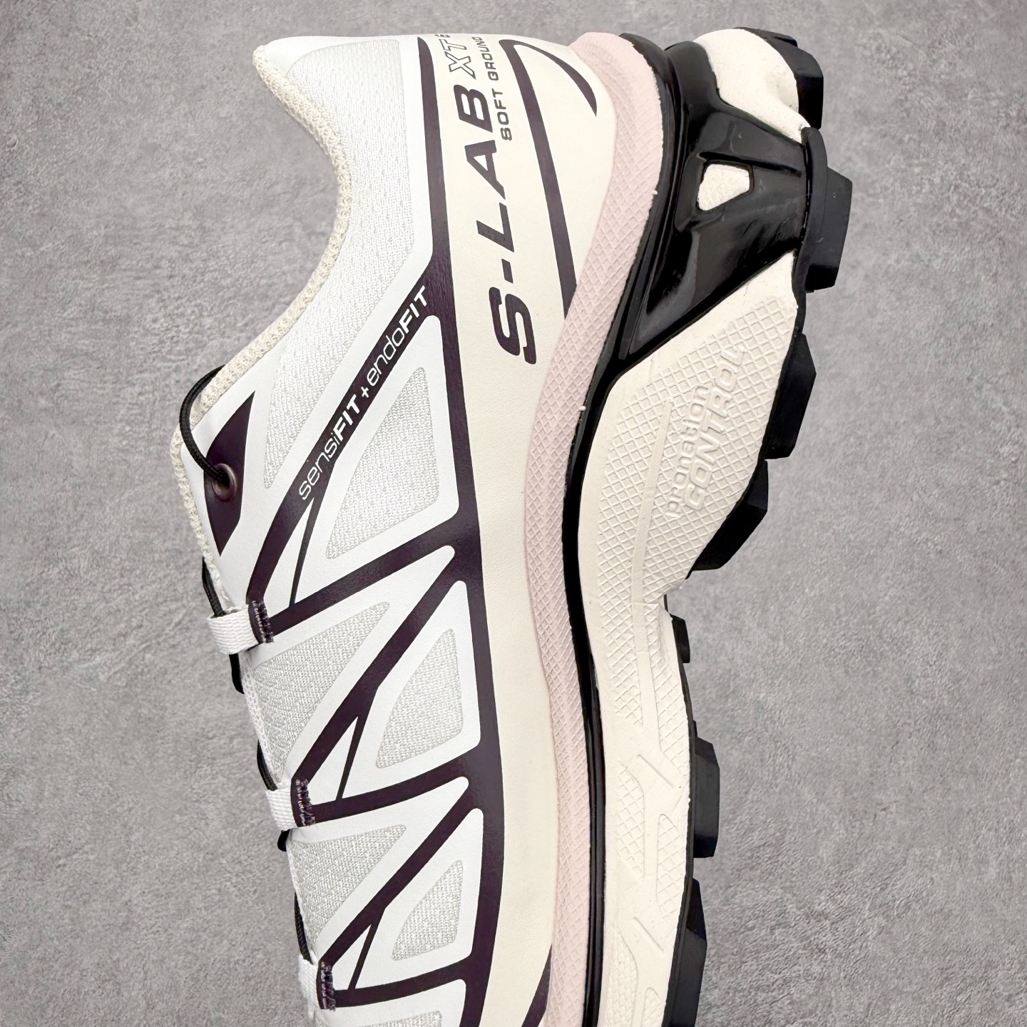 图片[7]-Salomon XT-6 萨洛蒙复古潮流户外机能登山跑鞋 纯原外贸平台特供订单 耗时半年巨作 全套原纸板楦头开发 原厂特供网布配套加持 确保原汁原味 完美呈现版型 原档数据独家私模五层组合大底 男女鞋同步官方开发至46.5 原装Ortholite轻量化鞋垫 中底布带钢印编号 原厂TPU锁扣 进口港宝加持 后跟自然饱满 还原公司包裹性 鞋面以“锯齿”状的包裹系统呈现 在基色底之下加入了各种色点缀 将公司的最新技术和时尚前卫的造型融入耐用的长跑款式中 鞋面由 TPU 薄膜制成 并焊接在高耐磨网眼上 使其既时尚又坚固 由 ACS底盘支撑 可增强稳定性和支撑力 以及由橡胶凸耳 Contragrip外底覆盖的 EVA 缓冲中底 旨在应对崎岖的地形 鞋舌上的彩色Salomon 标签、Quicklace 系统以及鞋头、鞋舌和鞋跟上的附加品牌使细节更加完美 让穿着者可以轻松驾驭户外与通勤下的任何运动生活场景 无缝鞋身户外随意纵横 颜值与脚感兼备 出街通勤 绝对非常吸睛 你值得拥有 尺码：36 36.5 37.5 38 38.5 39 40 40.5 41 42 42.5 43 44 44.5 45 注意：偏小1码-选品中心