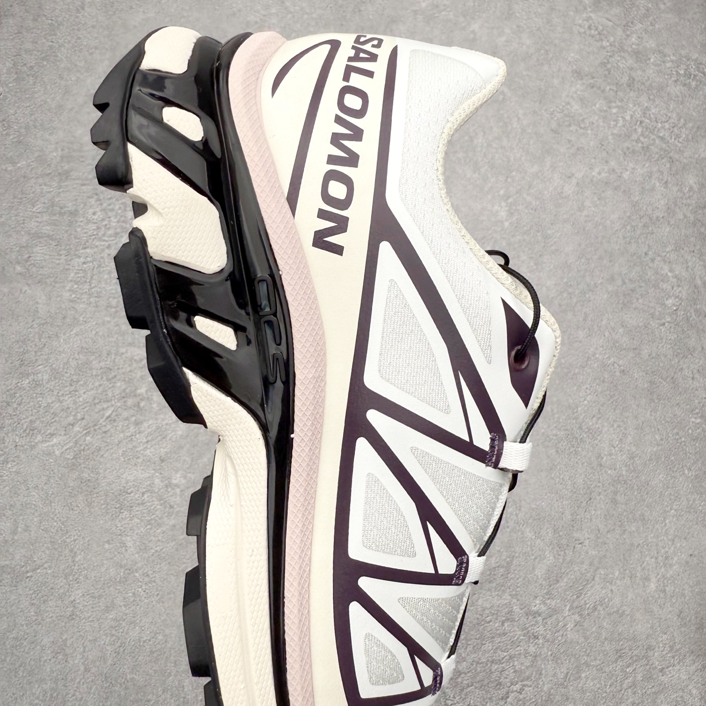 图片[6]-Salomon XT-6 萨洛蒙复古潮流户外机能登山跑鞋 纯原外贸平台特供订单 耗时半年巨作 全套原纸板楦头开发 原厂特供网布配套加持 确保原汁原味 完美呈现版型 原档数据独家私模五层组合大底 男女鞋同步官方开发至46.5 原装Ortholite轻量化鞋垫 中底布带钢印编号 原厂TPU锁扣 进口港宝加持 后跟自然饱满 还原公司包裹性 鞋面以“锯齿”状的包裹系统呈现 在基色底之下加入了各种色点缀 将公司的最新技术和时尚前卫的造型融入耐用的长跑款式中 鞋面由 TPU 薄膜制成 并焊接在高耐磨网眼上 使其既时尚又坚固 由 ACS底盘支撑 可增强稳定性和支撑力 以及由橡胶凸耳 Contragrip外底覆盖的 EVA 缓冲中底 旨在应对崎岖的地形 鞋舌上的彩色Salomon 标签、Quicklace 系统以及鞋头、鞋舌和鞋跟上的附加品牌使细节更加完美 让穿着者可以轻松驾驭户外与通勤下的任何运动生活场景 无缝鞋身户外随意纵横 颜值与脚感兼备 出街通勤 绝对非常吸睛 你值得拥有 尺码：36 36.5 37.5 38 38.5 39 40 40.5 41 42 42.5 43 44 44.5 45 注意：偏小1码-选品中心