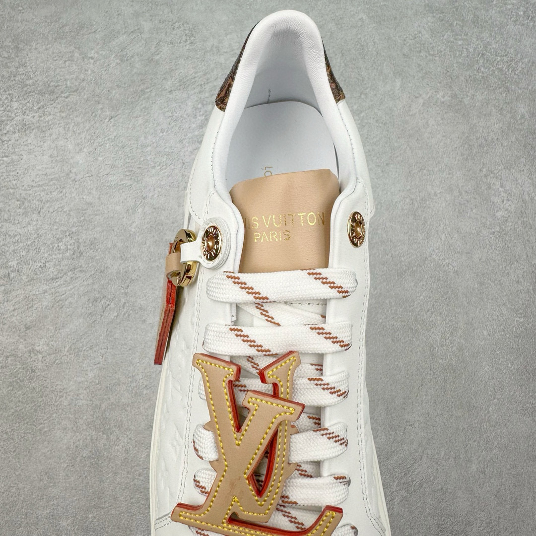 图片[5]-＃FS Louis Vuitton 路易威登 lv Time Out 低帮时尚运动板鞋 为舒软小牛皮革压印金属质感 Monogram 图案 再令 Louis 和vuitton 装饰点缀鞋带 与卢勒克斯金属线共同 释放莹泽光芒 搭配后部 Monogram帆布饰边和加厚胎面橡胶外底 鞋面胎牛皮和进口PVC制裁而成 高密度进口电脑车线工艺、经典LOGO跟PVC完美结合 原版大底开模 内里采用进口羊皮 超软皮内里+鞋垫 最新LV/路易威登 杨幂 关晓彤 官方等多明星网红同款 快手抖音等多平台热推 尺码：35 36 37 38 39 40 41 42 43 44-选品中心