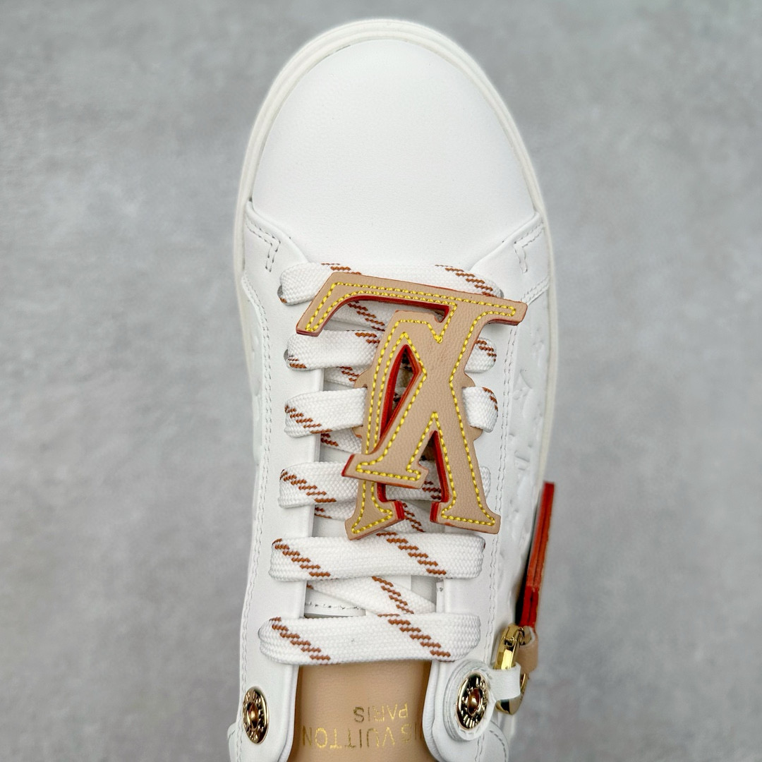 图片[4]-＃FS Louis Vuitton 路易威登 lv Time Out 低帮时尚运动板鞋 为舒软小牛皮革压印金属质感 Monogram 图案 再令 Louis 和vuitton 装饰点缀鞋带 与卢勒克斯金属线共同 释放莹泽光芒 搭配后部 Monogram帆布饰边和加厚胎面橡胶外底 鞋面胎牛皮和进口PVC制裁而成 高密度进口电脑车线工艺、经典LOGO跟PVC完美结合 原版大底开模 内里采用进口羊皮 超软皮内里+鞋垫 最新LV/路易威登 杨幂 关晓彤 官方等多明星网红同款 快手抖音等多平台热推 尺码：35 36 37 38 39 40 41 42 43 44-选品中心