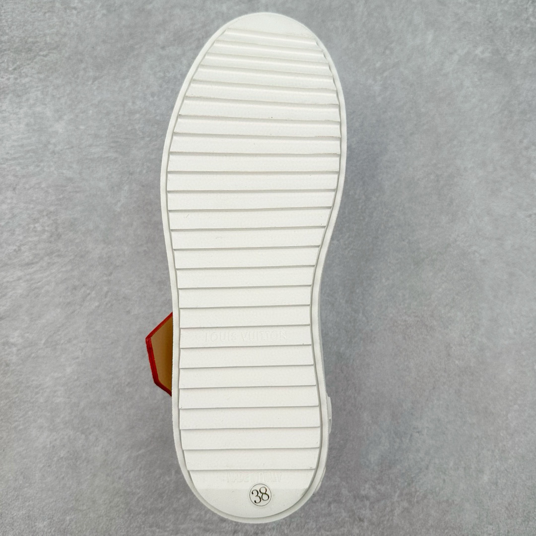 图片[9]-＃FS Louis Vuitton 路易威登 lv Time Out 低帮时尚运动板鞋 为舒软小牛皮革压印金属质感 Monogram 图案 再令 Louis 和vuitton 装饰点缀鞋带 与卢勒克斯金属线共同 释放莹泽光芒 搭配后部 Monogram帆布饰边和加厚胎面橡胶外底 鞋面胎牛皮和进口PVC制裁而成 高密度进口电脑车线工艺、经典LOGO跟PVC完美结合 原版大底开模 内里采用进口羊皮 超软皮内里+鞋垫 最新LV/路易威登 杨幂 关晓彤 官方等多明星网红同款 快手抖音等多平台热推 尺码：35 36 37 38 39 40 41 42 43 44-选品中心