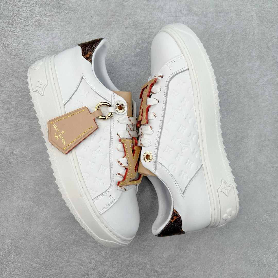 图片[3]-＃FS Louis Vuitton 路易威登 lv Time Out 低帮时尚运动板鞋 为舒软小牛皮革压印金属质感 Monogram 图案 再令 Louis 和vuitton 装饰点缀鞋带 与卢勒克斯金属线共同 释放莹泽光芒 搭配后部 Monogram帆布饰边和加厚胎面橡胶外底 鞋面胎牛皮和进口PVC制裁而成 高密度进口电脑车线工艺、经典LOGO跟PVC完美结合 原版大底开模 内里采用进口羊皮 超软皮内里+鞋垫 最新LV/路易威登 杨幂 关晓彤 官方等多明星网红同款 快手抖音等多平台热推 尺码：35 36 37 38 39 40 41 42 43 44-选品中心