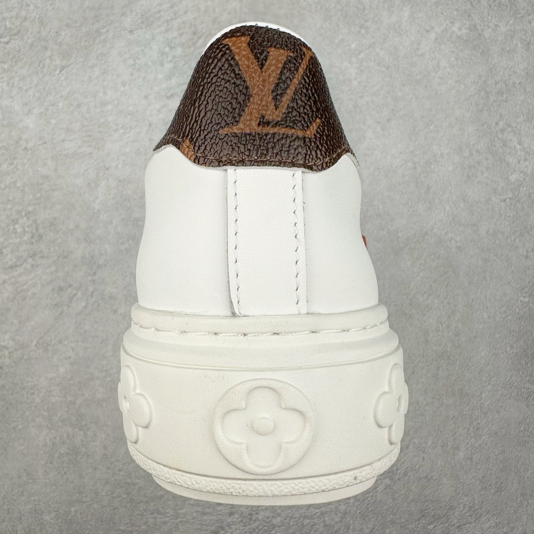 图片[8]-＃FS Louis Vuitton 路易威登 lv Time Out 低帮时尚运动板鞋 为舒软小牛皮革压印金属质感 Monogram 图案 再令 Louis 和vuitton 装饰点缀鞋带 与卢勒克斯金属线共同 释放莹泽光芒 搭配后部 Monogram帆布饰边和加厚胎面橡胶外底 鞋面胎牛皮和进口PVC制裁而成 高密度进口电脑车线工艺、经典LOGO跟PVC完美结合 原版大底开模 内里采用进口羊皮 超软皮内里+鞋垫 最新LV/路易威登 杨幂 关晓彤 官方等多明星网红同款 快手抖音等多平台热推 尺码：35 36 37 38 39 40 41 42 43 44-选品中心