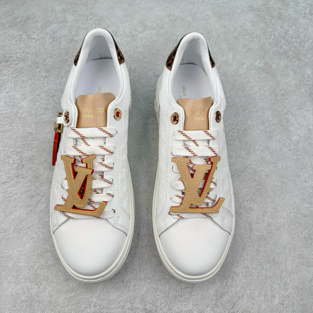 图片[2]-＃FS Louis Vuitton 路易威登 lv Time Out 低帮时尚运动板鞋 为舒软小牛皮革压印金属质感 Monogram 图案 再令 Louis 和vuitton 装饰点缀鞋带 与卢勒克斯金属线共同 释放莹泽光芒 搭配后部 Monogram帆布饰边和加厚胎面橡胶外底 鞋面胎牛皮和进口PVC制裁而成 高密度进口电脑车线工艺、经典LOGO跟PVC完美结合 原版大底开模 内里采用进口羊皮 超软皮内里+鞋垫 最新LV/路易威登 杨幂 关晓彤 官方等多明星网红同款 快手抖音等多平台热推 尺码：35 36 37 38 39 40 41 42 43 44-选品中心