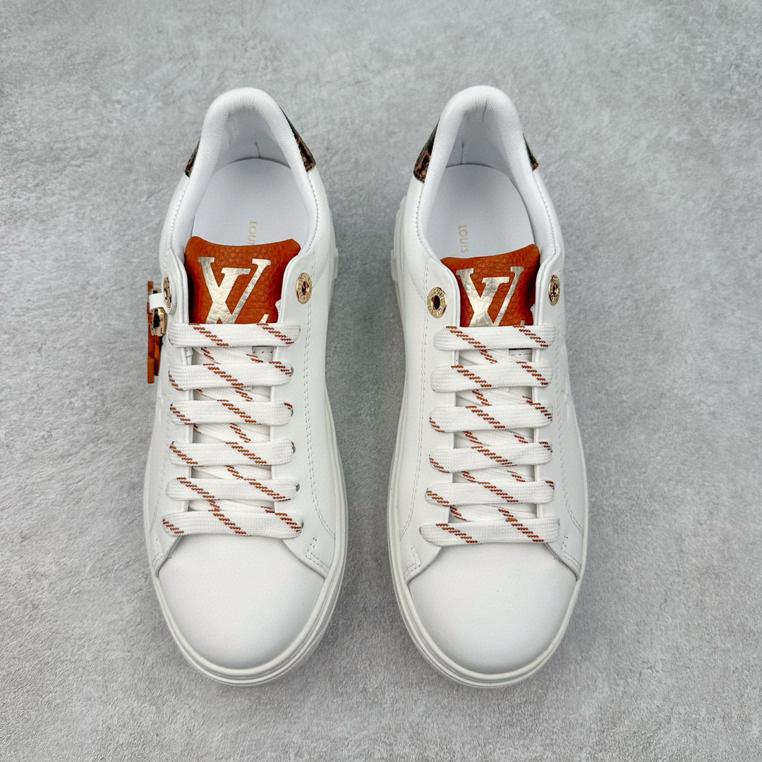 图片[2]-＃FS Louis Vuitton 路易威登 lv Time Out 低帮时尚运动板鞋 为舒软小牛皮革压印金属质感 Monogram 图案 再令 Louis 和vuitton 装饰点缀鞋带 与卢勒克斯金属线共同 释放莹泽光芒 搭配后部 Monogram帆布饰边和加厚胎面橡胶外底 鞋面胎牛皮和进口PVC制裁而成 高密度进口电脑车线工艺、经典LOGO跟PVC完美结合 原版大底开模 内里采用进口羊皮 超软皮内里+鞋垫 最新LV/路易威登 杨幂 关晓彤 官方等多明星网红同款 快手抖音等多平台热推 尺码：35 36 37 38 39 40 41 42 43 44-选品中心