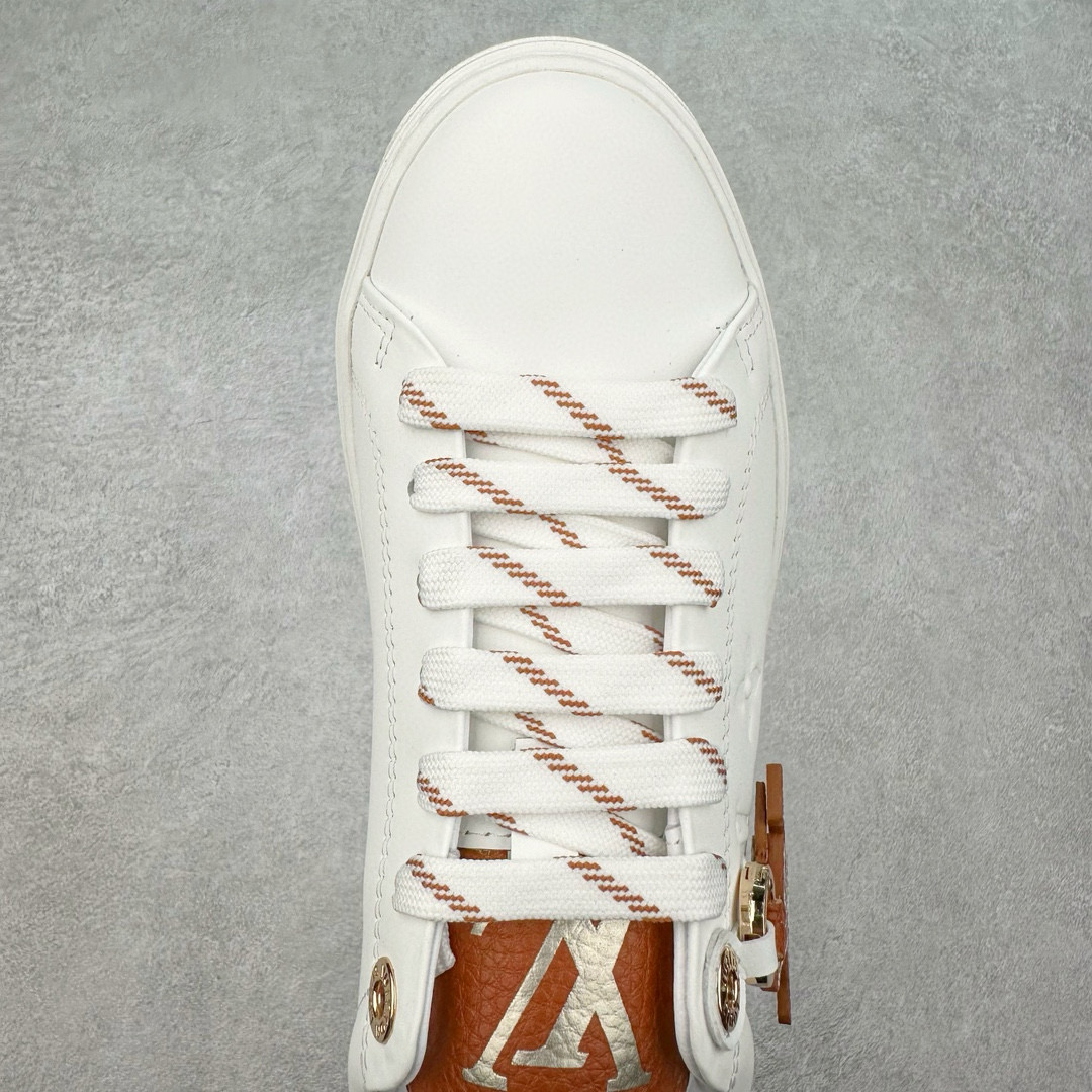 图片[4]-＃FS Louis Vuitton 路易威登 lv Time Out 低帮时尚运动板鞋 为舒软小牛皮革压印金属质感 Monogram 图案 再令 Louis 和vuitton 装饰点缀鞋带 与卢勒克斯金属线共同 释放莹泽光芒 搭配后部 Monogram帆布饰边和加厚胎面橡胶外底 鞋面胎牛皮和进口PVC制裁而成 高密度进口电脑车线工艺、经典LOGO跟PVC完美结合 原版大底开模 内里采用进口羊皮 超软皮内里+鞋垫 最新LV/路易威登 杨幂 关晓彤 官方等多明星网红同款 快手抖音等多平台热推 尺码：35 36 37 38 39 40 41 42 43 44-选品中心