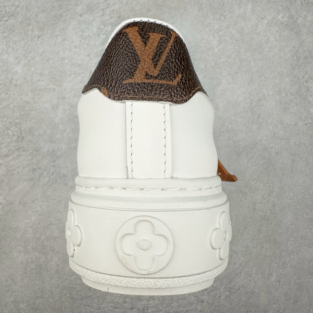 图片[8]-＃FS Louis Vuitton 路易威登 lv Time Out 低帮时尚运动板鞋 为舒软小牛皮革压印金属质感 Monogram 图案 再令 Louis 和vuitton 装饰点缀鞋带 与卢勒克斯金属线共同 释放莹泽光芒 搭配后部 Monogram帆布饰边和加厚胎面橡胶外底 鞋面胎牛皮和进口PVC制裁而成 高密度进口电脑车线工艺、经典LOGO跟PVC完美结合 原版大底开模 内里采用进口羊皮 超软皮内里+鞋垫 最新LV/路易威登 杨幂 关晓彤 官方等多明星网红同款 快手抖音等多平台热推 尺码：35 36 37 38 39 40 41 42 43 44-选品中心