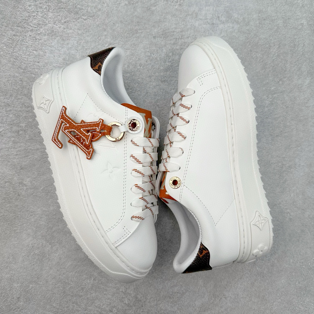 图片[3]-＃FS Louis Vuitton 路易威登 lv Time Out 低帮时尚运动板鞋 为舒软小牛皮革压印金属质感 Monogram 图案 再令 Louis 和vuitton 装饰点缀鞋带 与卢勒克斯金属线共同 释放莹泽光芒 搭配后部 Monogram帆布饰边和加厚胎面橡胶外底 鞋面胎牛皮和进口PVC制裁而成 高密度进口电脑车线工艺、经典LOGO跟PVC完美结合 原版大底开模 内里采用进口羊皮 超软皮内里+鞋垫 最新LV/路易威登 杨幂 关晓彤 官方等多明星网红同款 快手抖音等多平台热推 尺码：35 36 37 38 39 40 41 42 43 44-选品中心