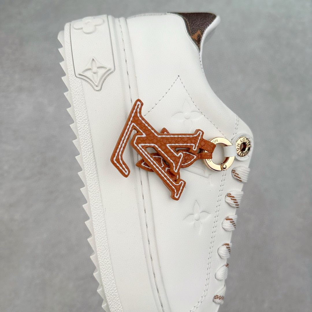 图片[6]-＃FS Louis Vuitton 路易威登 lv Time Out 低帮时尚运动板鞋 为舒软小牛皮革压印金属质感 Monogram 图案 再令 Louis 和vuitton 装饰点缀鞋带 与卢勒克斯金属线共同 释放莹泽光芒 搭配后部 Monogram帆布饰边和加厚胎面橡胶外底 鞋面胎牛皮和进口PVC制裁而成 高密度进口电脑车线工艺、经典LOGO跟PVC完美结合 原版大底开模 内里采用进口羊皮 超软皮内里+鞋垫 最新LV/路易威登 杨幂 关晓彤 官方等多明星网红同款 快手抖音等多平台热推 尺码：35 36 37 38 39 40 41 42 43 44-选品中心